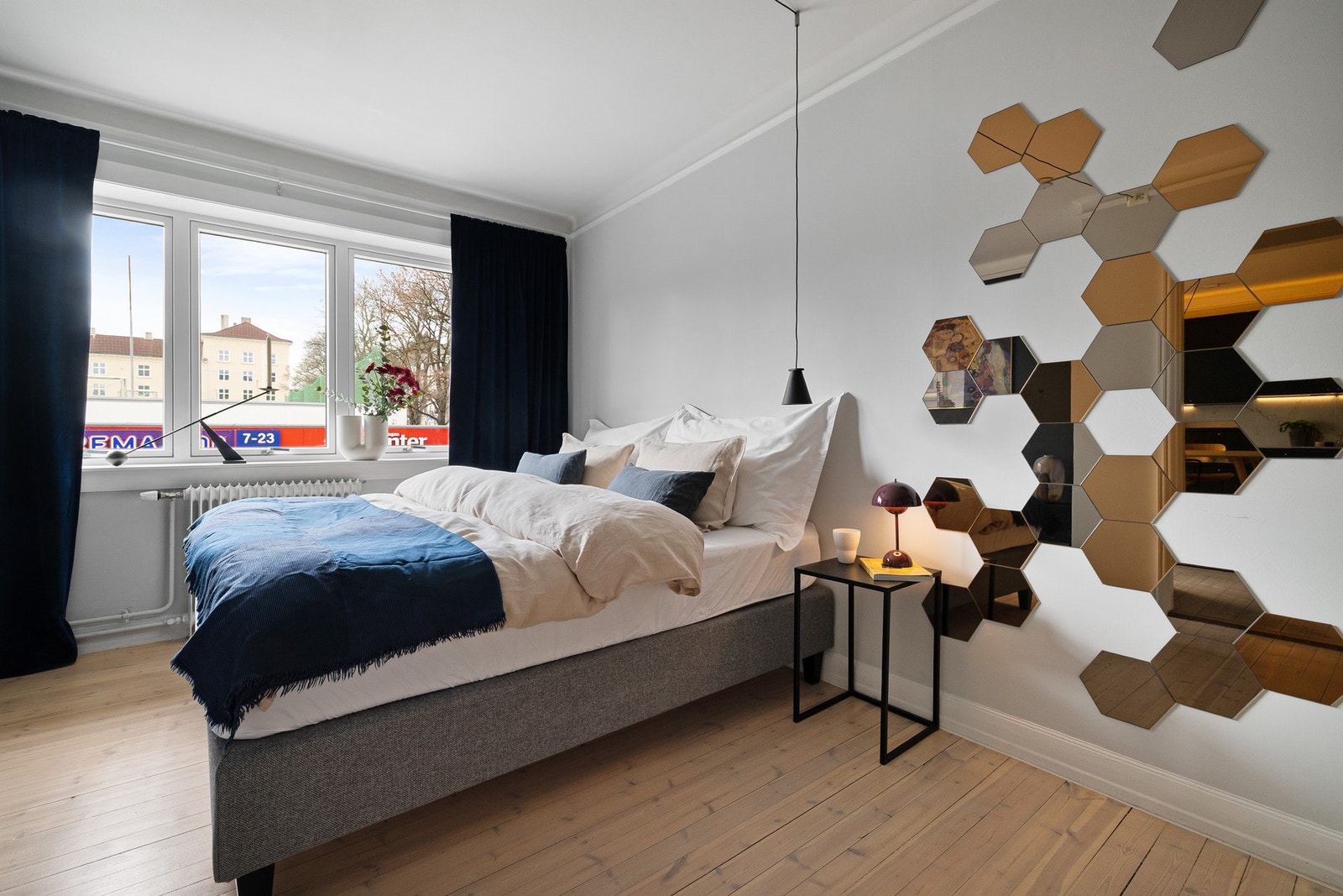Romslig hovedsoverom med store vindusflater som gir godt lysinnslipp! Galleribilde