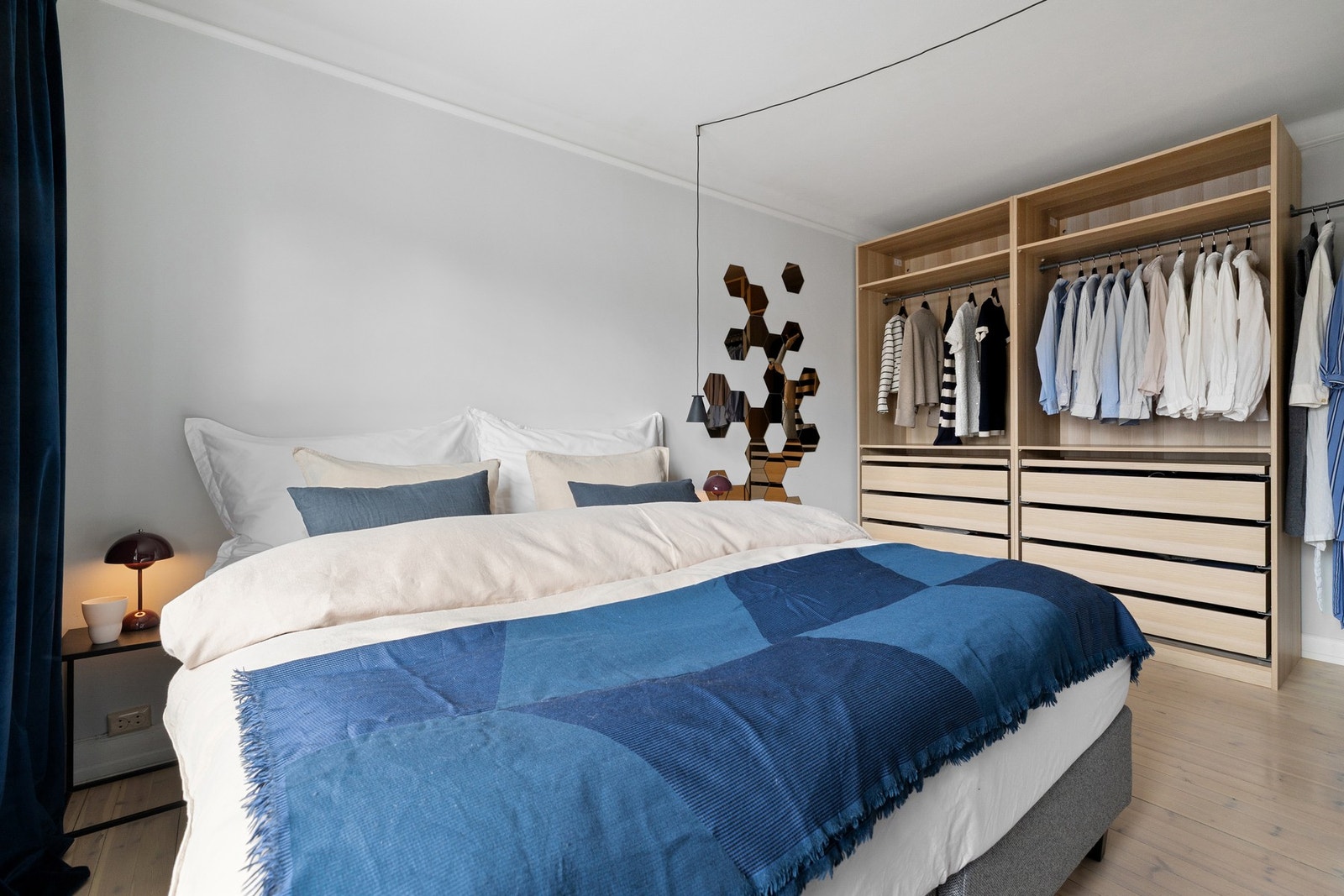 God plass til dobbeltseng og oppbevaring i praktisk garderobe. Galleribilde