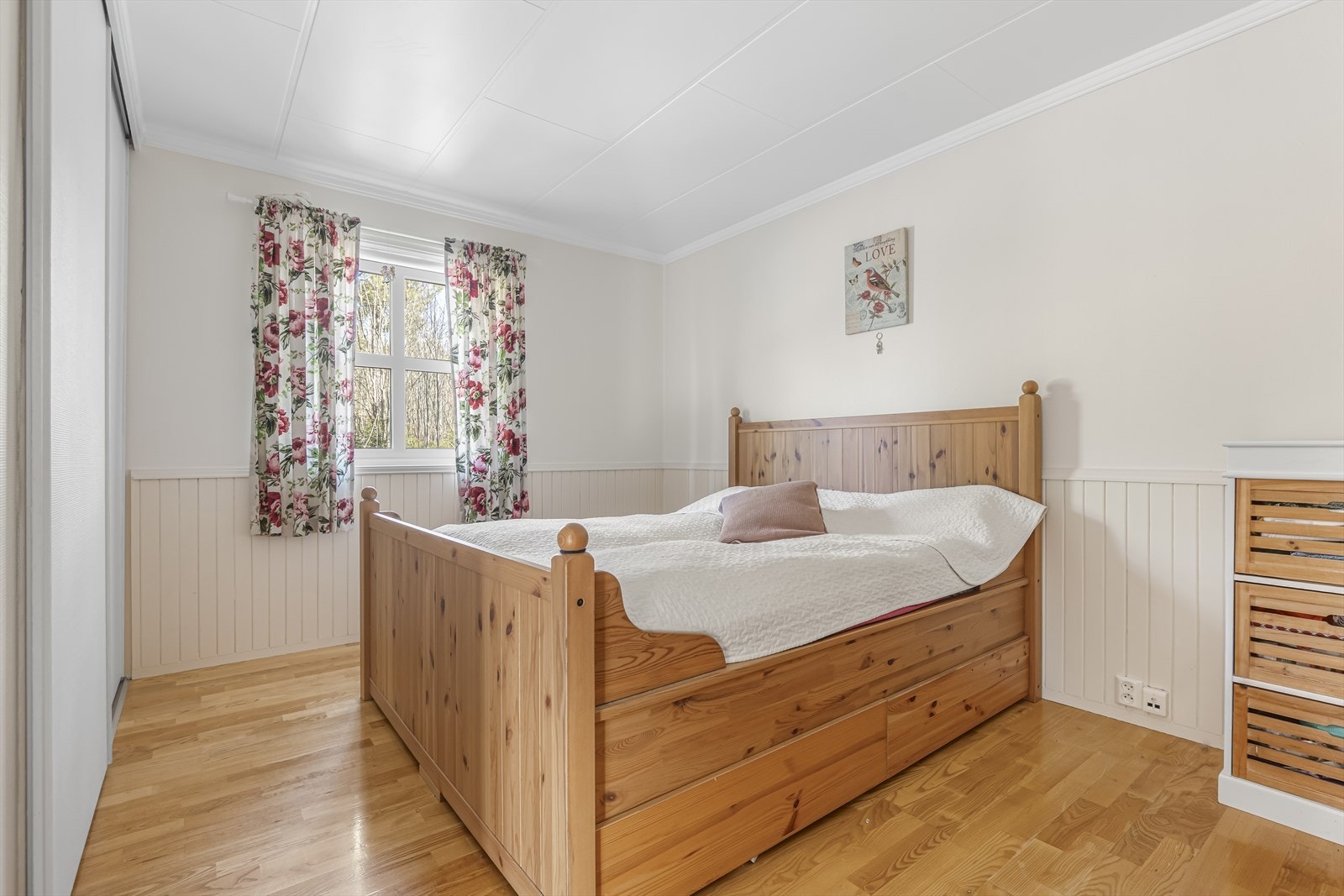 Det er totalt tre soverom i boligen og ett innredet rom. Hovedsoverommet er i hovedetasjen og har god plass til dobbeltseng med tilhørende møblering. Galleribilde