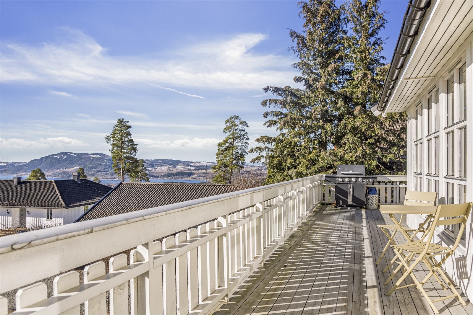 Stor terrasse på ca. 55 m² med gode solforhold. Galleribilde