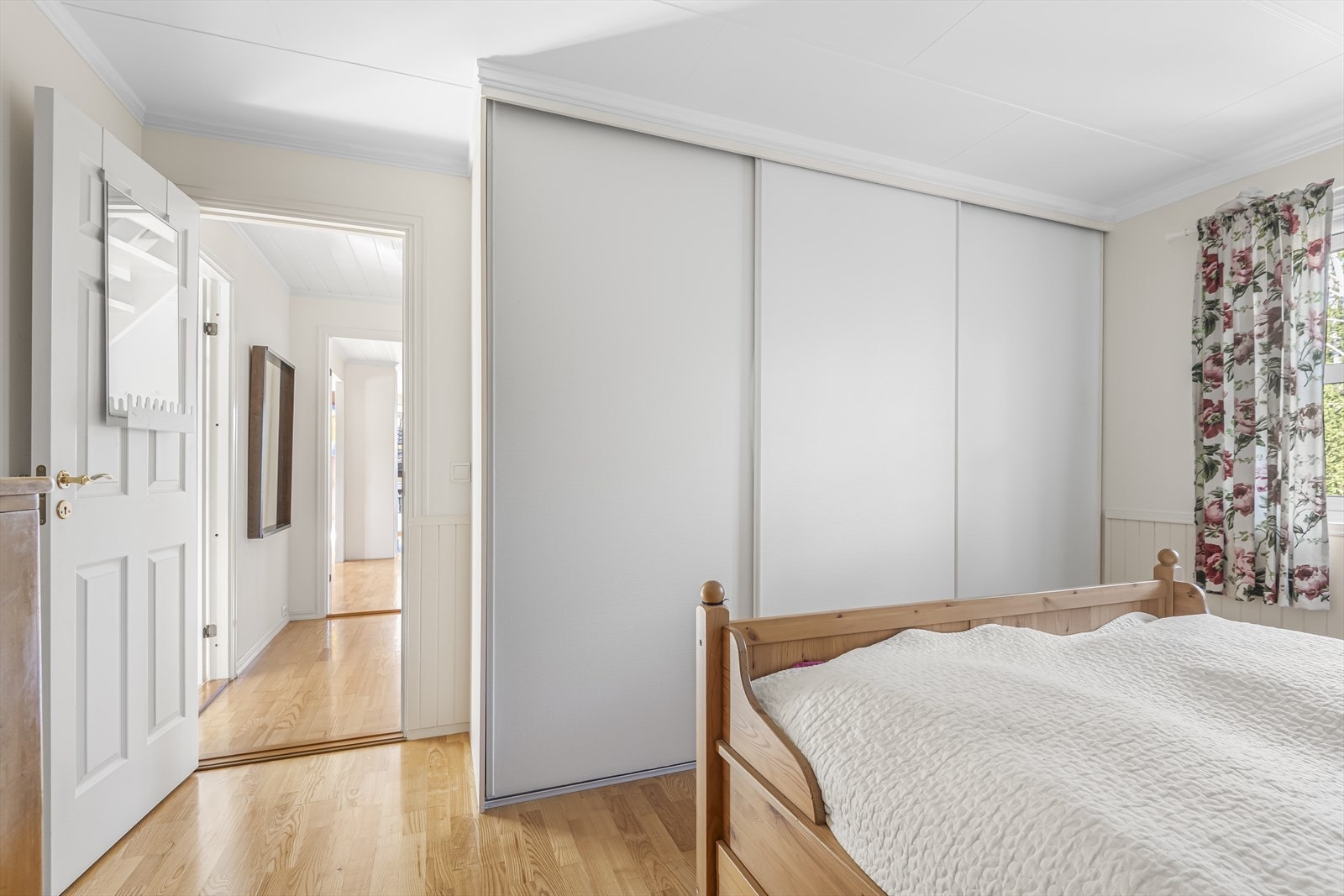 Skyvedørsgarderobe med god plass til oppbevaring av klær. Galleribilde