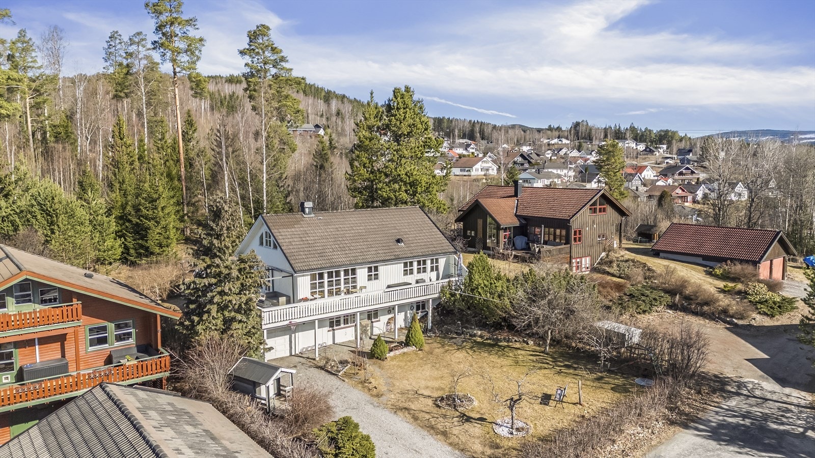 Det er parkeringsmuligheter i garasje og på grusete gårdsplass. Galleribilde
