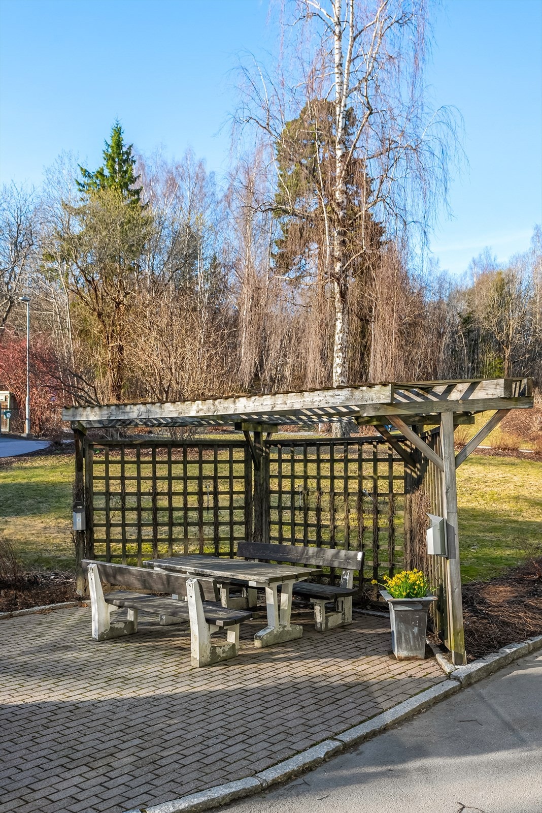 Fellesområdene er opparbeidet med gressplen, trær, prydbusker og diverse beplantning. Sittegrupper og utebelysning. Asfalterte internveier og steinlagte områder Galleribilde