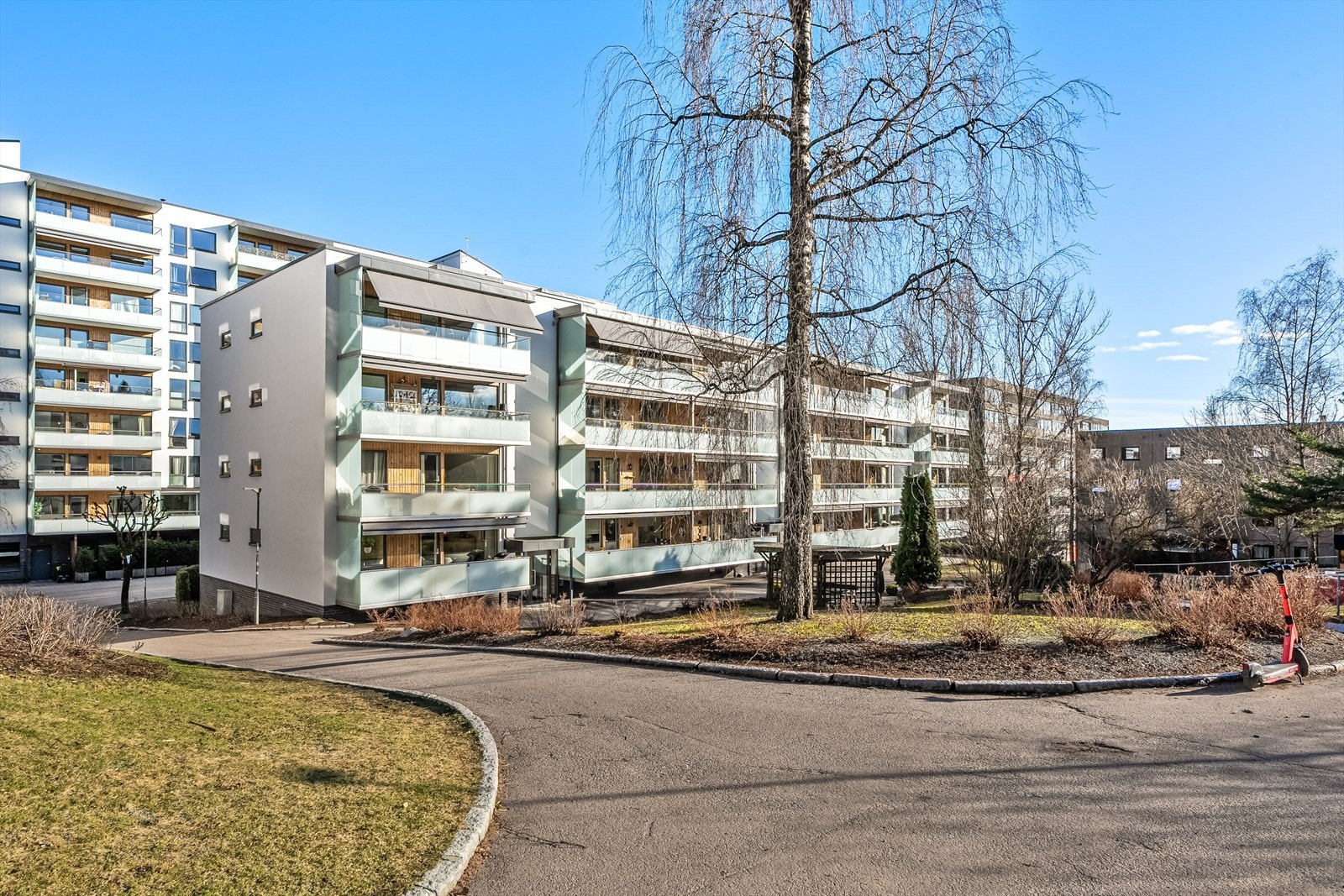 Borettslaget har den siste tiden fått et stort løft med omfattende oppussing av bl.a. inngangspartier, fasader, vinduer og balkonger. Hele området har blitt enda hyggeligere og gjort Setra Borettslag til et svært fint sted å bo Galleribilde