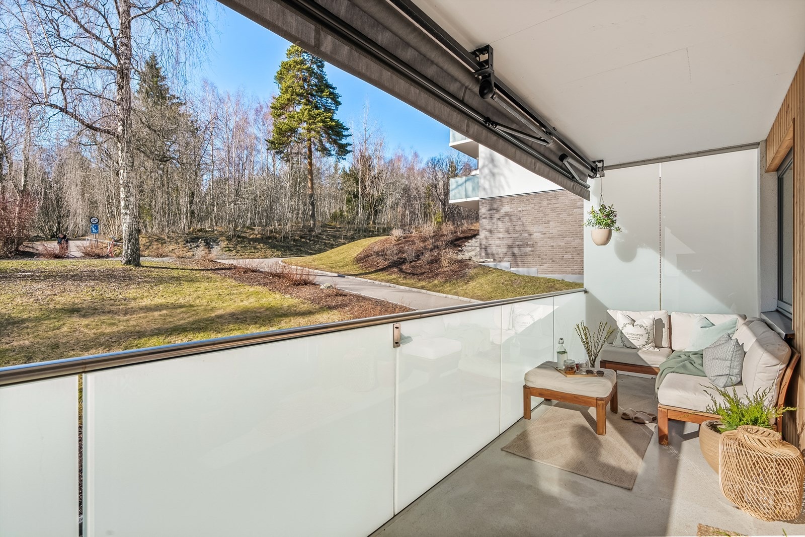Balkongen har idyllisk utsyn mot åpent og fint grøntareal, samt ettermiddags- og kveldssol Galleribilde