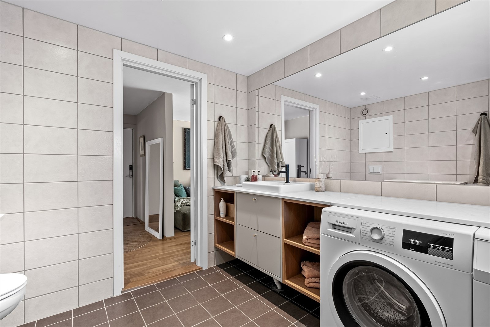 Badet ble rehabilitert i regi av borettslaget i 2018. I 2025 ble badet oppgradert med nye dusjvegger, vask, armaturer, innredninger og benkeplater Galleribilde