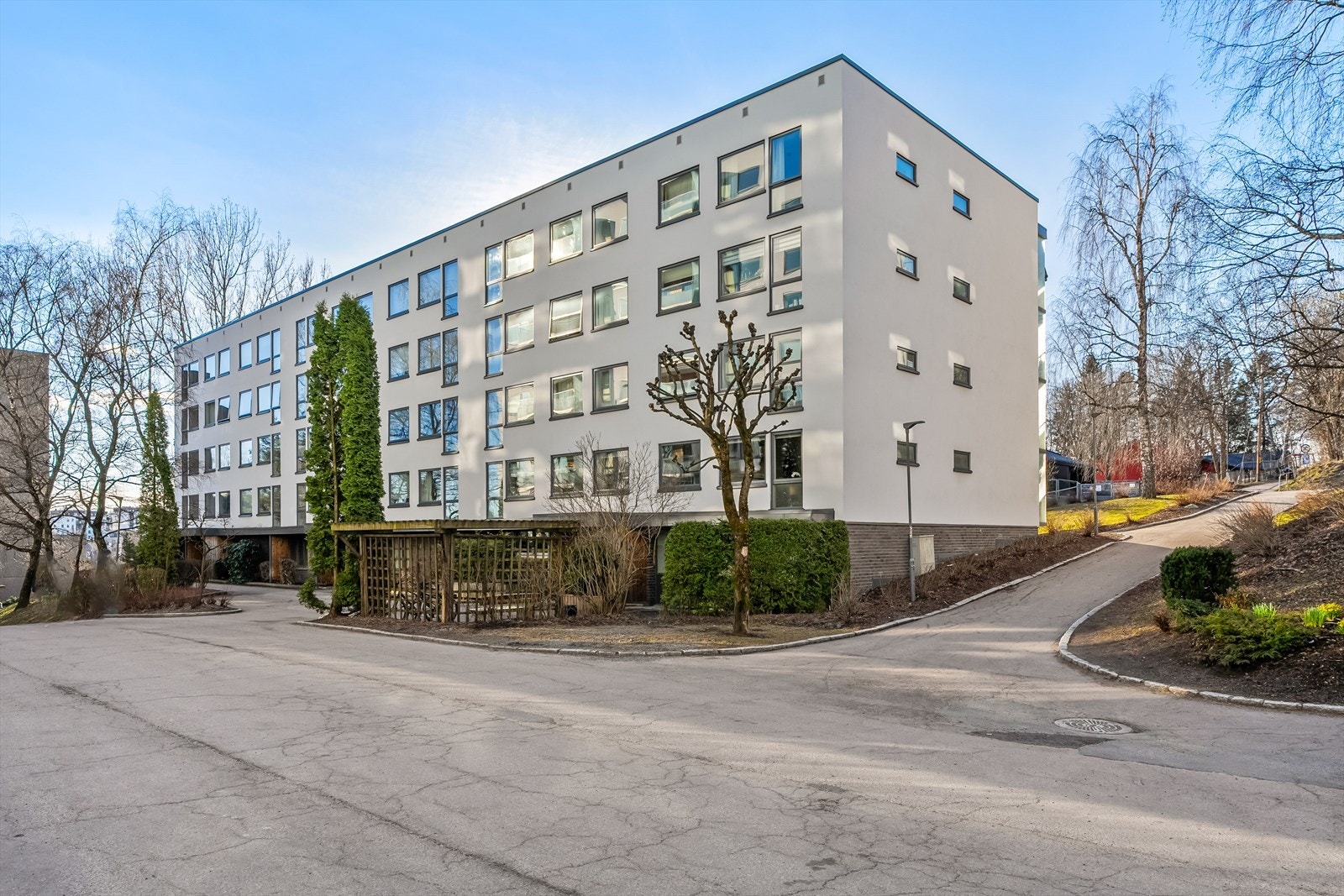 Området er svært familievennlig med rolige omgivelser og gode oppvekstvilkår. Flere barnehager ligger innen kort gange, blant annet Hov barnehage - ca. 100 meter fra leiligheten Galleribilde