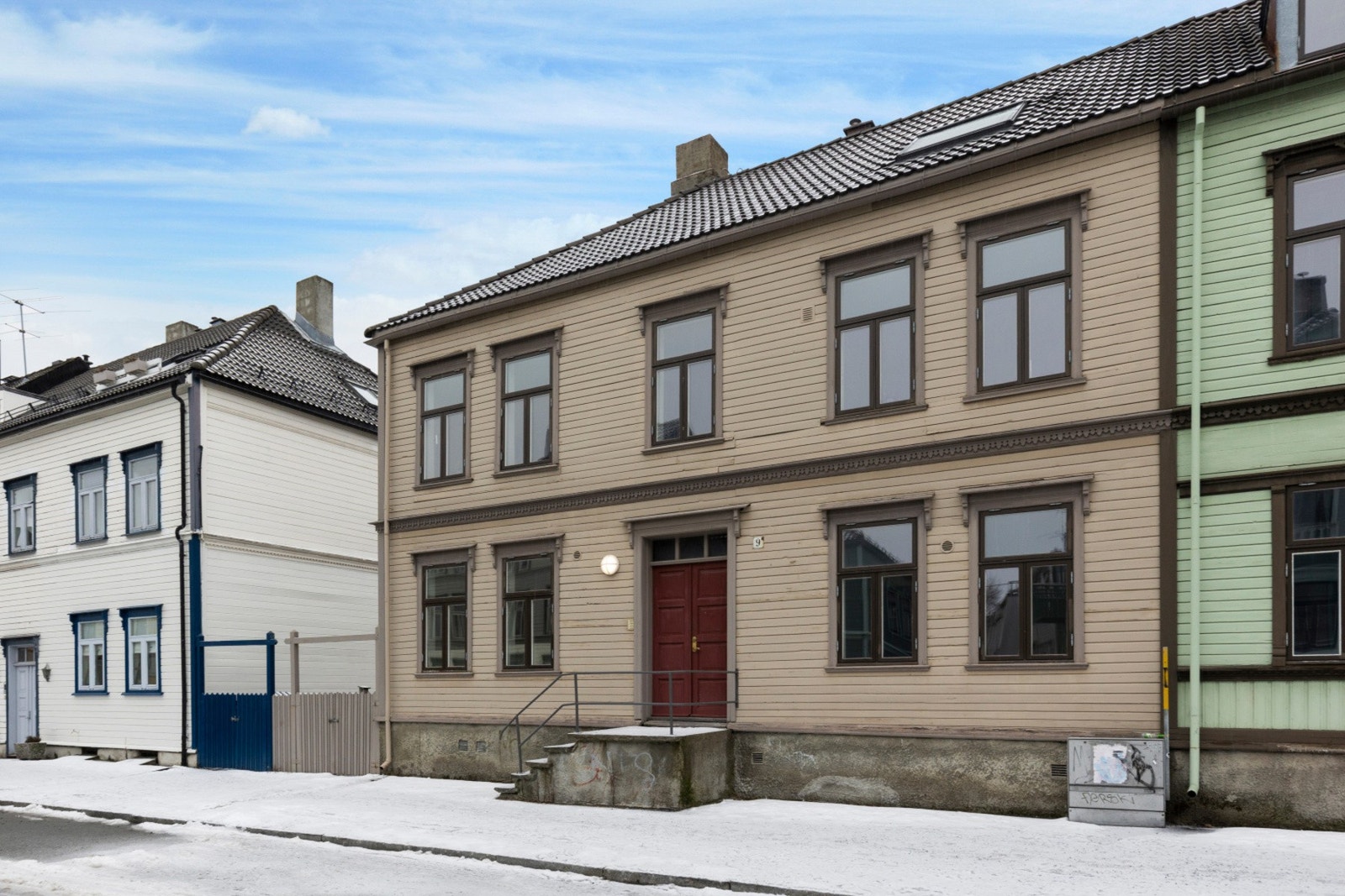 Byggets leiligheter er fordelt med 2 leiligheter + 2 hybler i forgård og 2 leiligheter i bakgård. Galleribilde