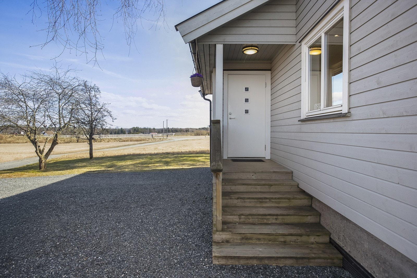 Gruslagt gårdsplass med rikelig parkeringsplass for flere biler. Galleribilde