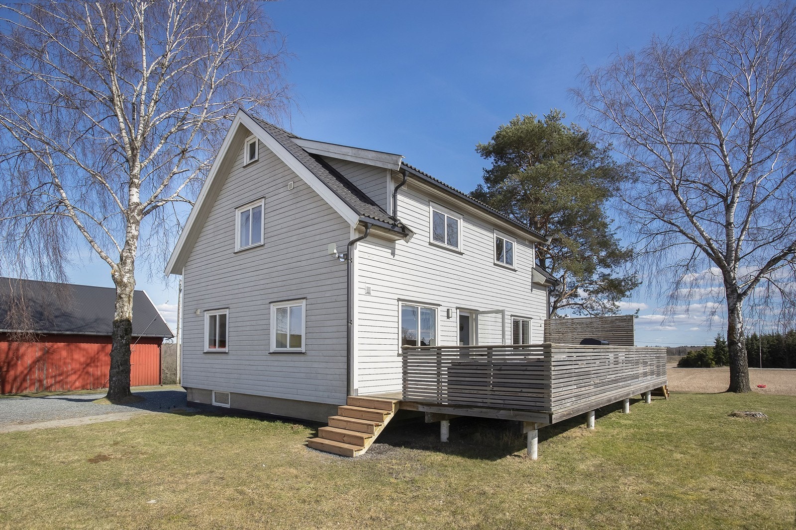 Stor eiertomt på 954 m² med opparbeidet hage og god plass for lek og utendørsaktiviteter. Galleribilde