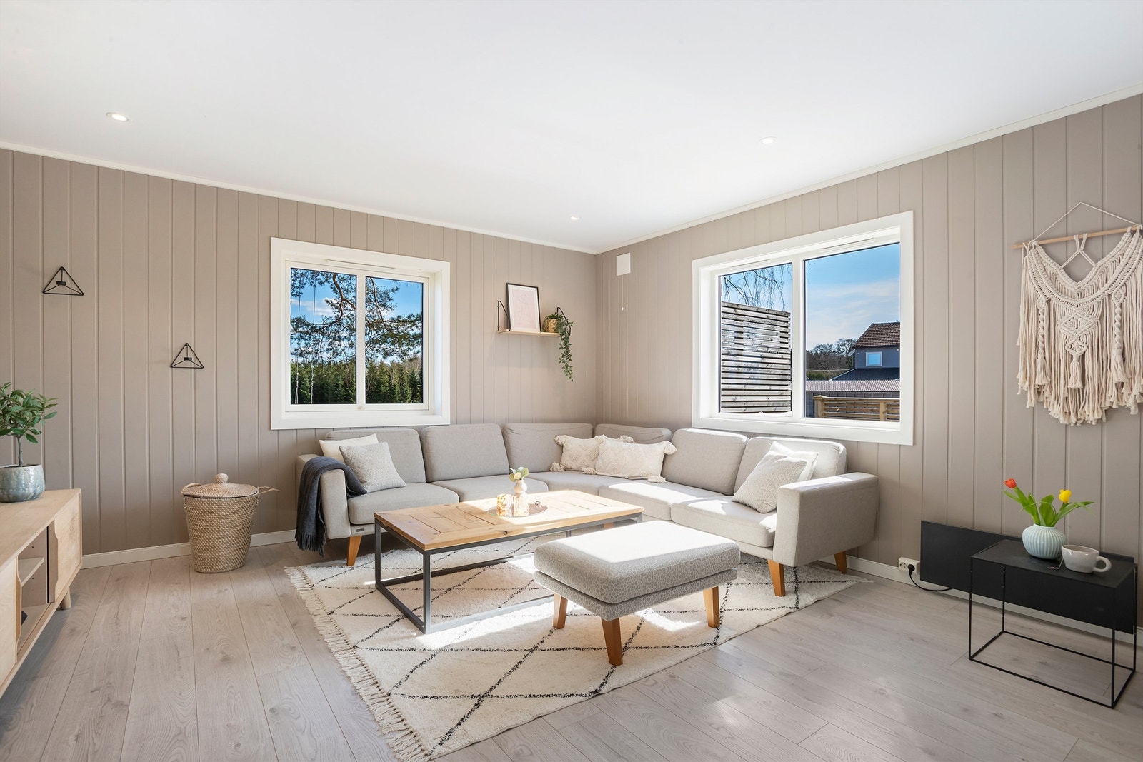 Romslig og lys stue med god plass til en større sofagruppe. Galleribilde