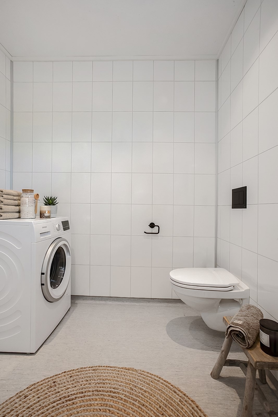 Badet har også opplegg for vaskemaskin, noe som gir en praktisk vaskeromsløsning. Galleribilde