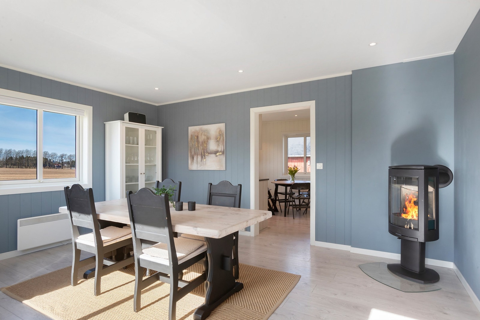 Spisestuen har god plass til langbord for hyggelige sammenkomster med familie og venner. Galleribilde