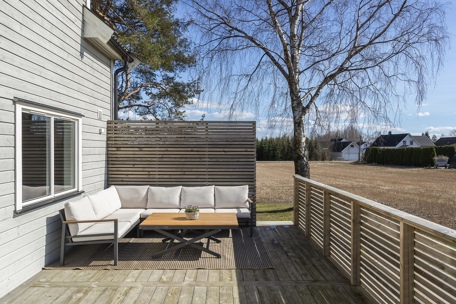 Her er det god plass til både sittegruppe og grill. Eiendommen har gode solforhold. Galleribilde