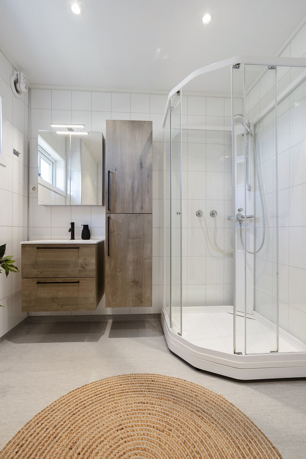 Badet i første etasje ble totalrenovert i 2016 og har moderne baderomsplater på veggene. Galleribilde