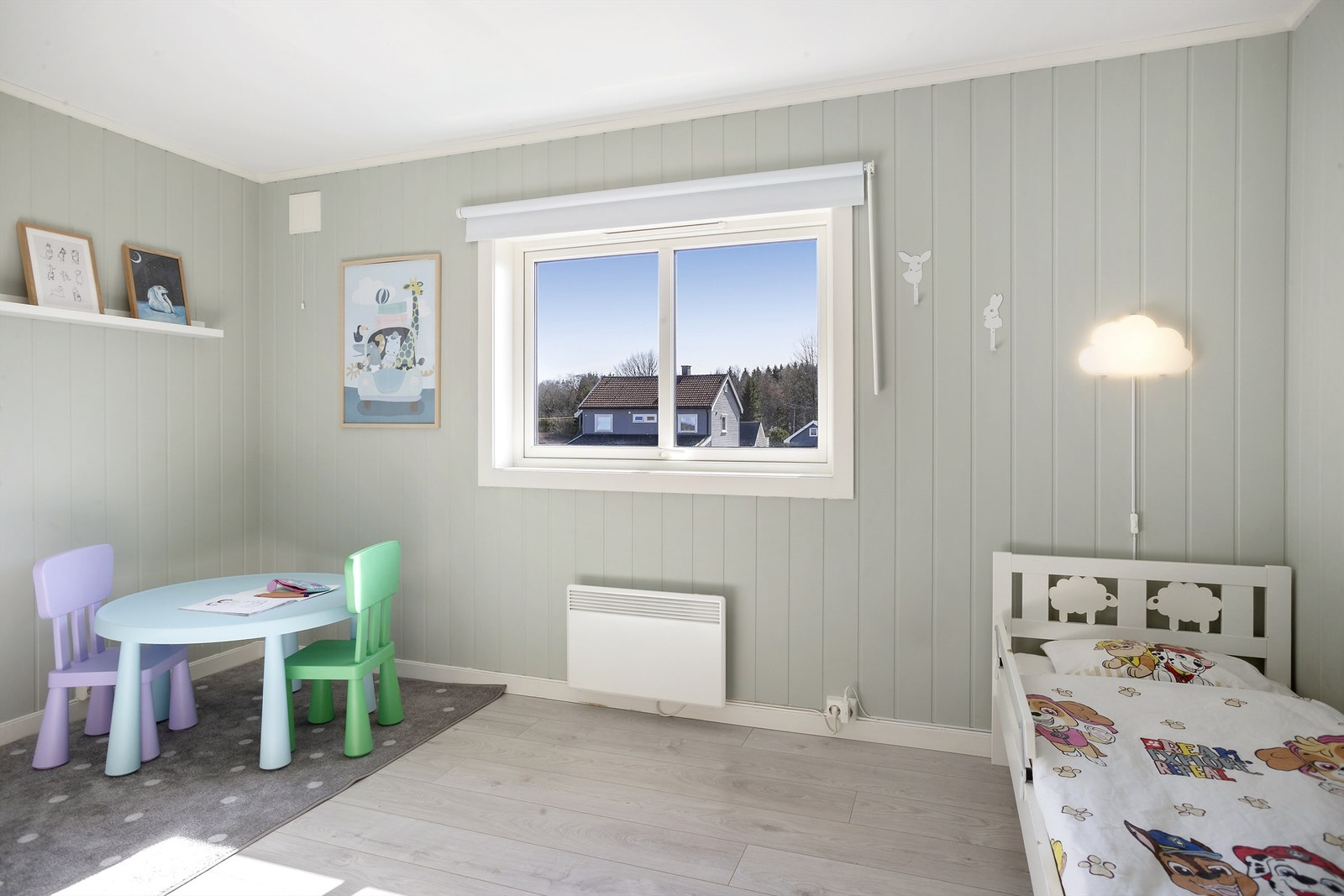 Alle soverommene har laminatgulv fra 2016 og vegger med panelplater. Galleribilde