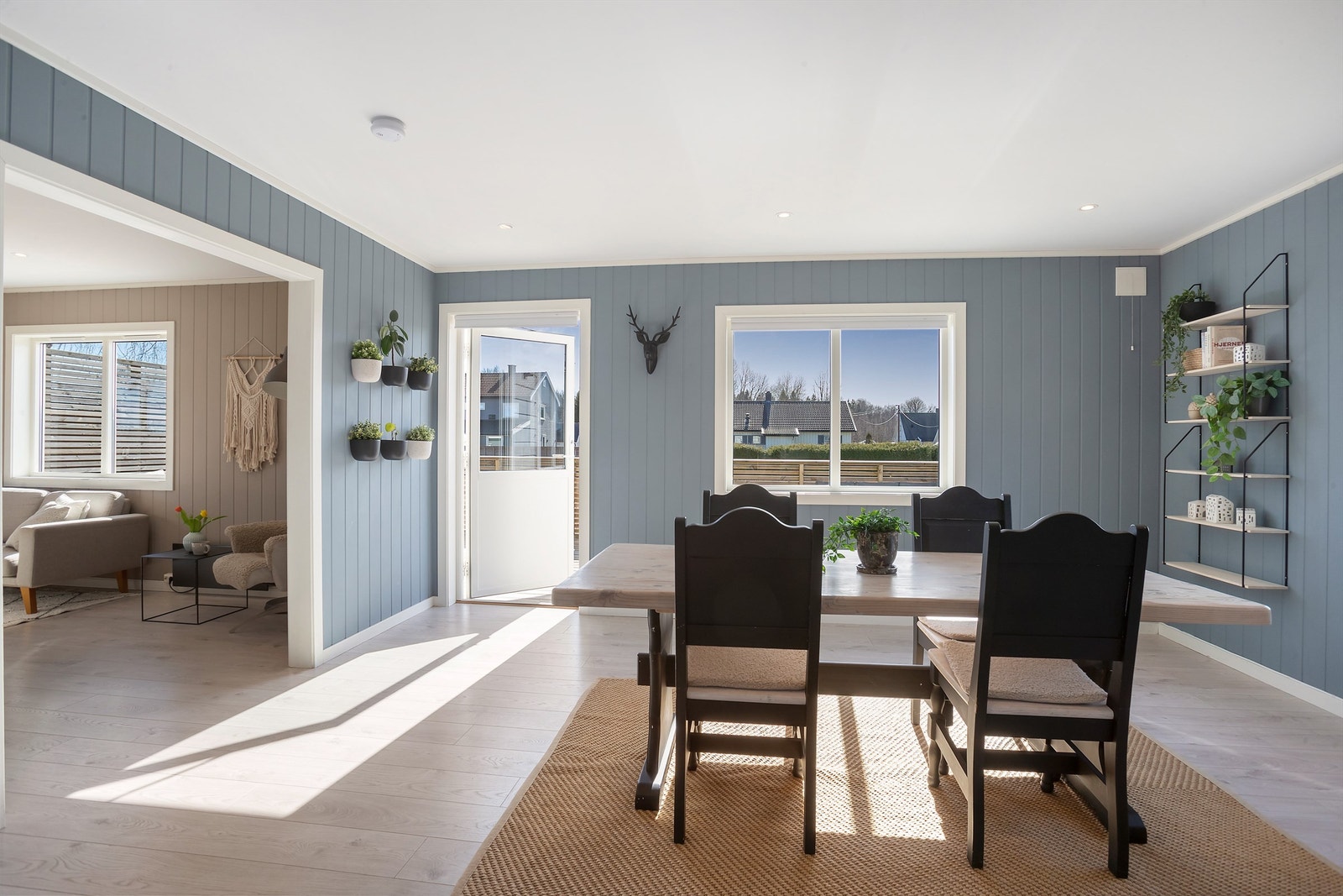 Fra spisestuen er det direkte utgang til den store terrassen på 39 m². Galleribilde