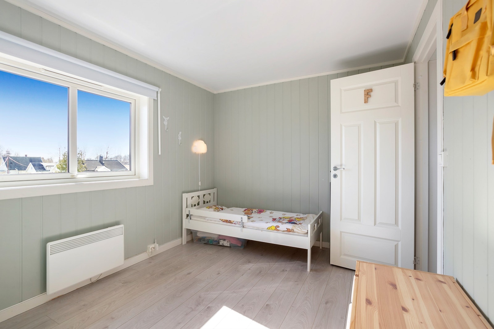 Rommet har god plass til både seng og lekeareal. Galleribilde