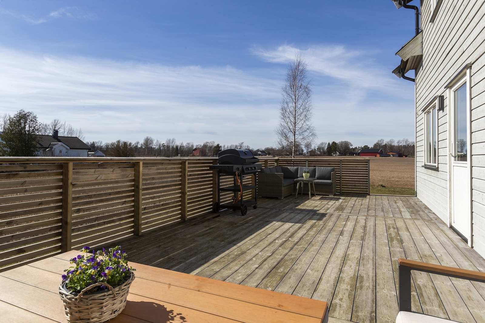 En usjenert og fin uteplass med utsikt over jordene. Galleribilde