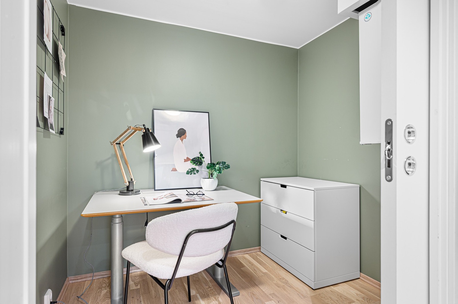 Bod/ teknisk rom på ca. 4m² som benyttes av dagens eier til kontor. Galleribilde