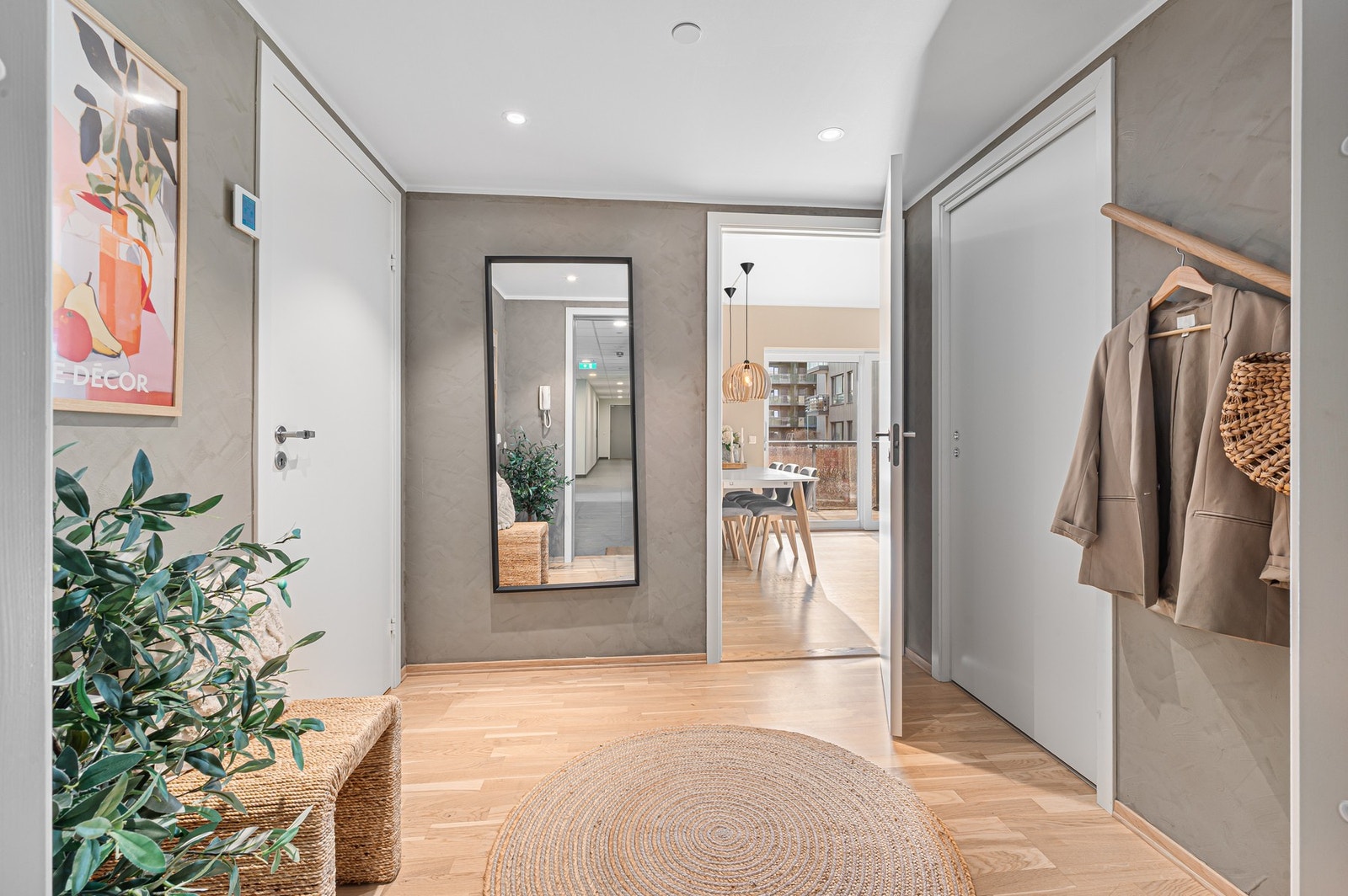 Innbydende entré på ca. 6m² med god plass til å henge fra seg yttertøy. Downlights i himling. Galleribilde