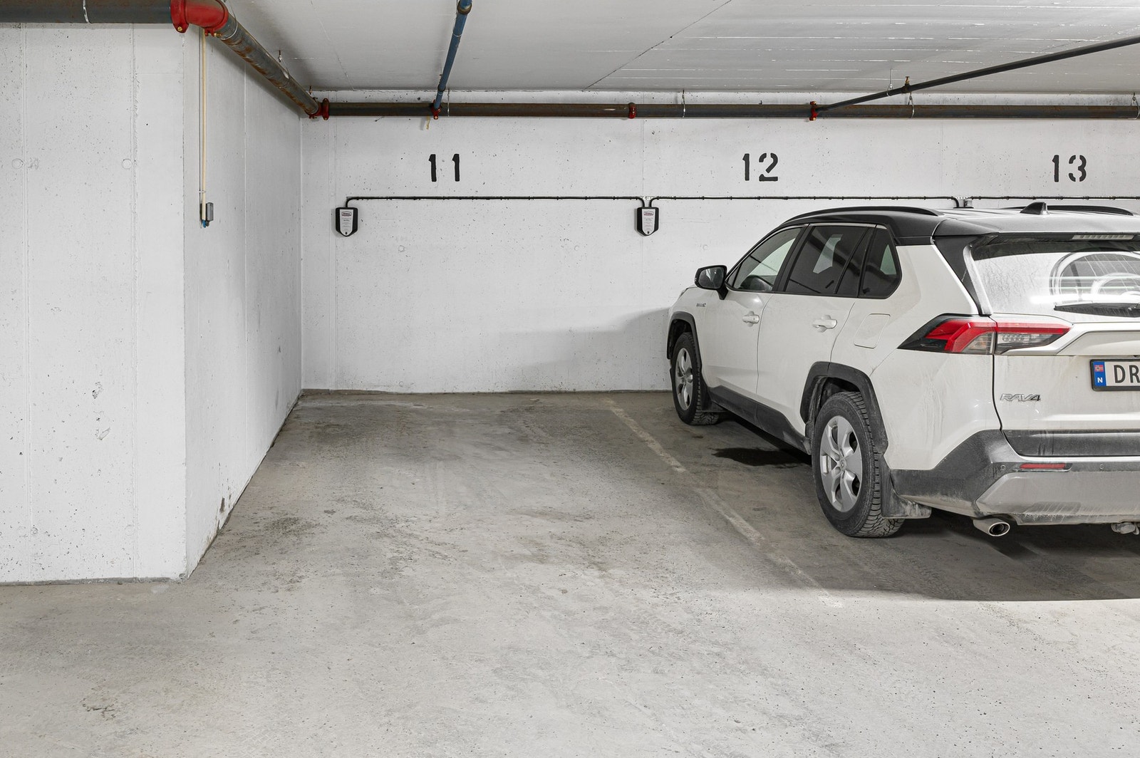 Det medfølger fast parkeringsplass i felles p-kjeller. Mulighet for etablering av elbillader ved behov. Galleribilde