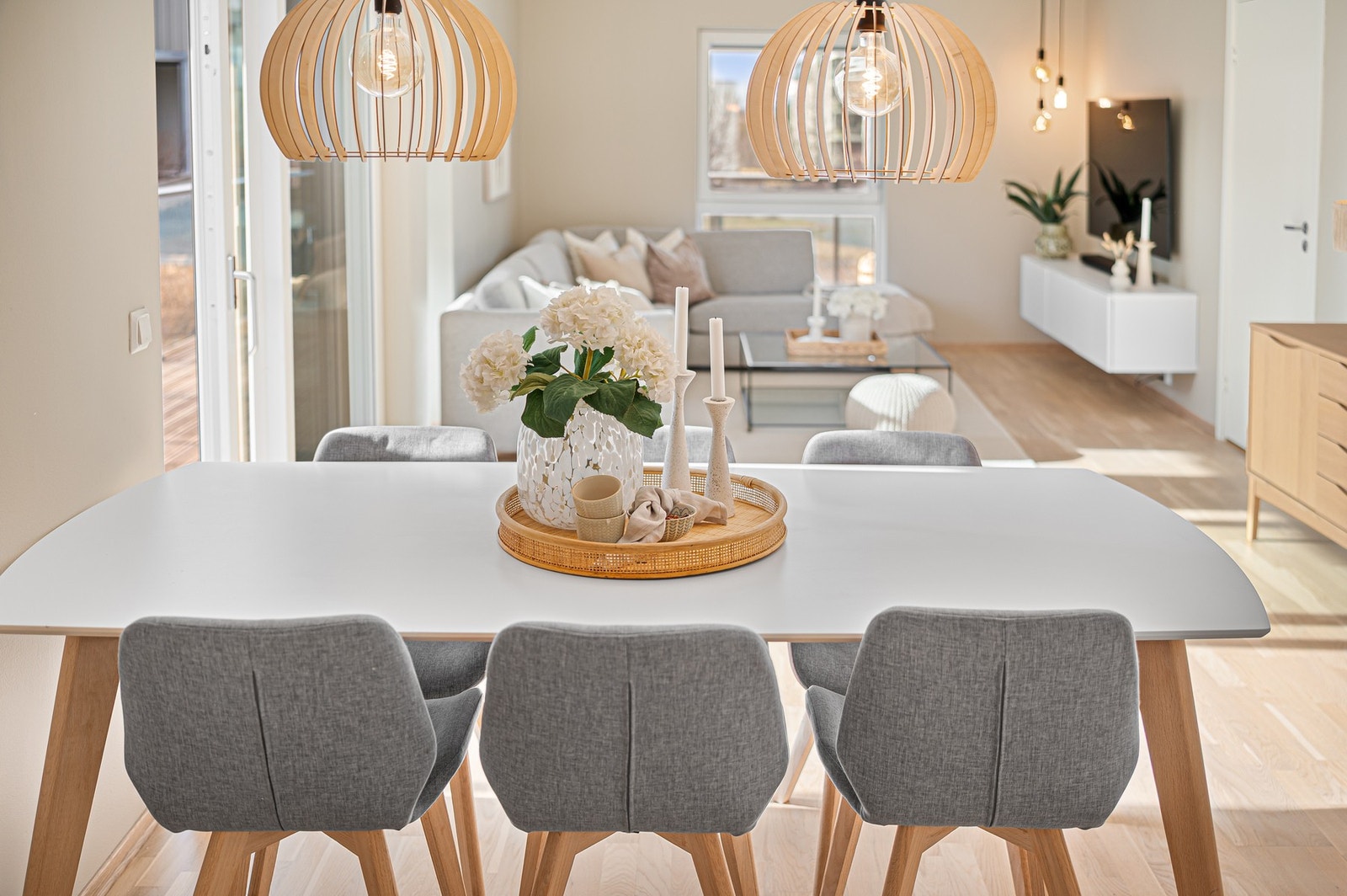 Stue og kjøkken måler tilsammen 32m² og har derfor ypperlige møbleringsmuligheter. Galleribilde