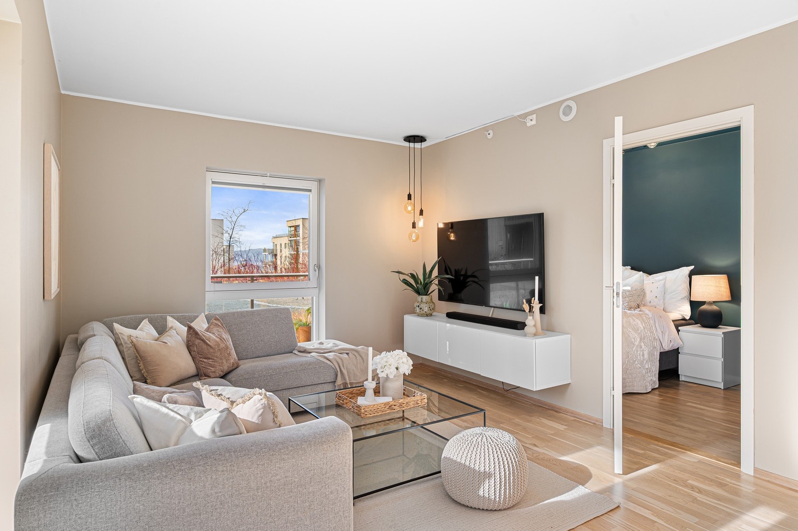 Leiligheten er malt i lune og tidsriktige farger og holder en gjennomgående moderne standard. Dersom man ønsker kan man ved enkle tiltak etablere et ekstra soverom på stuen. Galleribilde