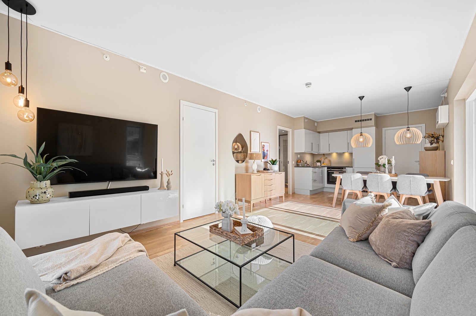 Nå har du muligheten til å sikre deg en særdeles lekker og romslig 3-roms hjørneleilighet på 65m² BRA-i. Galleribilde