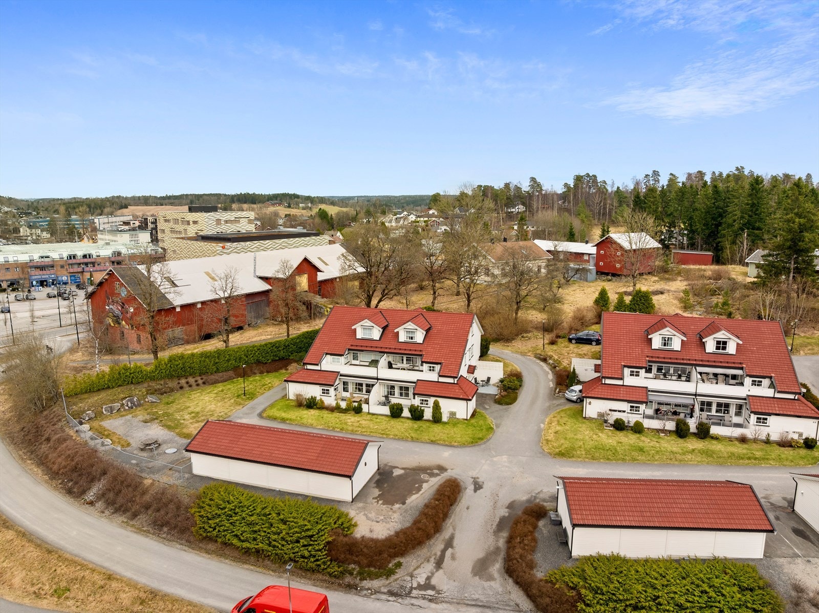 Det medfølger en garasjeplass i felles anlegg, som sikrer enkel og trygg parkering. Galleribilde