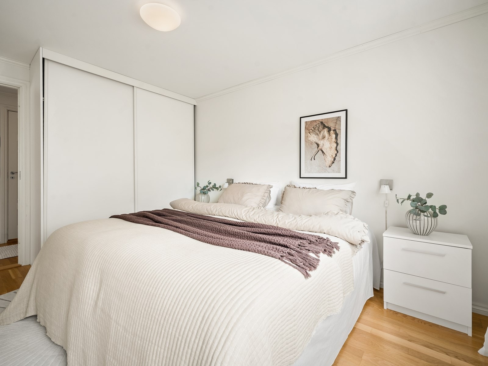 En romslig skyvedørsgarderobe gir rikelig med oppbevaringsplass. Galleribilde