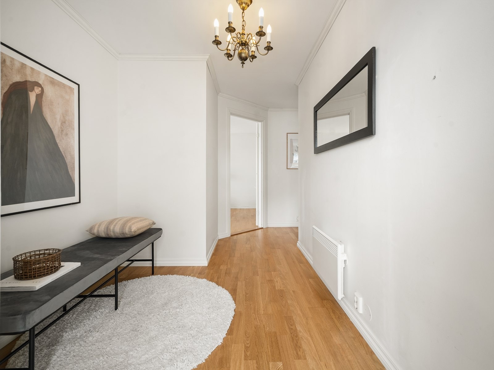 En lys og innbydende entré ønsker velkommen og leder videre inn i leiligheten. Galleribilde