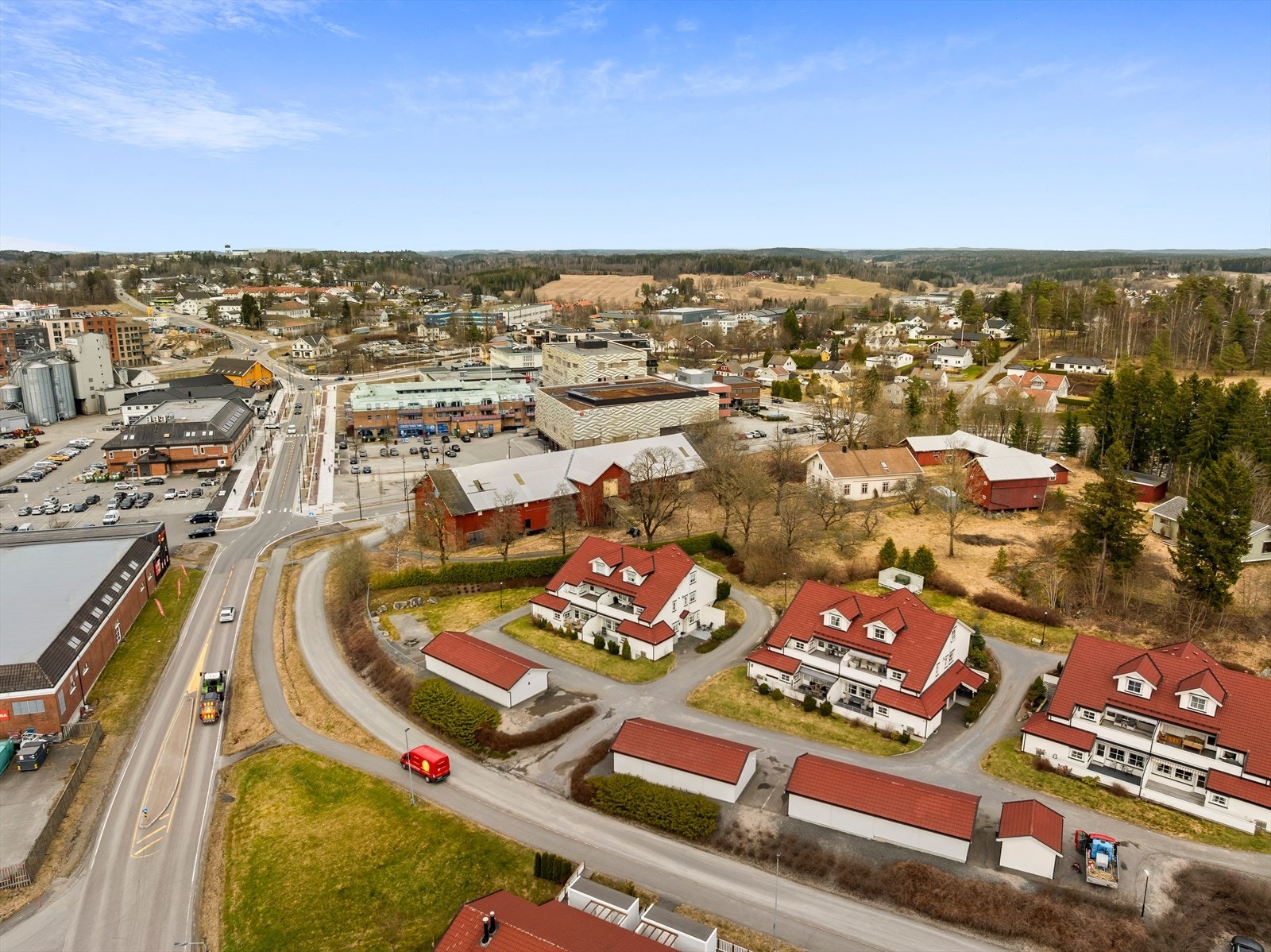 Fra leiligheten er det kun åtte minutters gange til Vestby stasjon, med hyppige avganger mot Oslo og Moss. Galleribilde