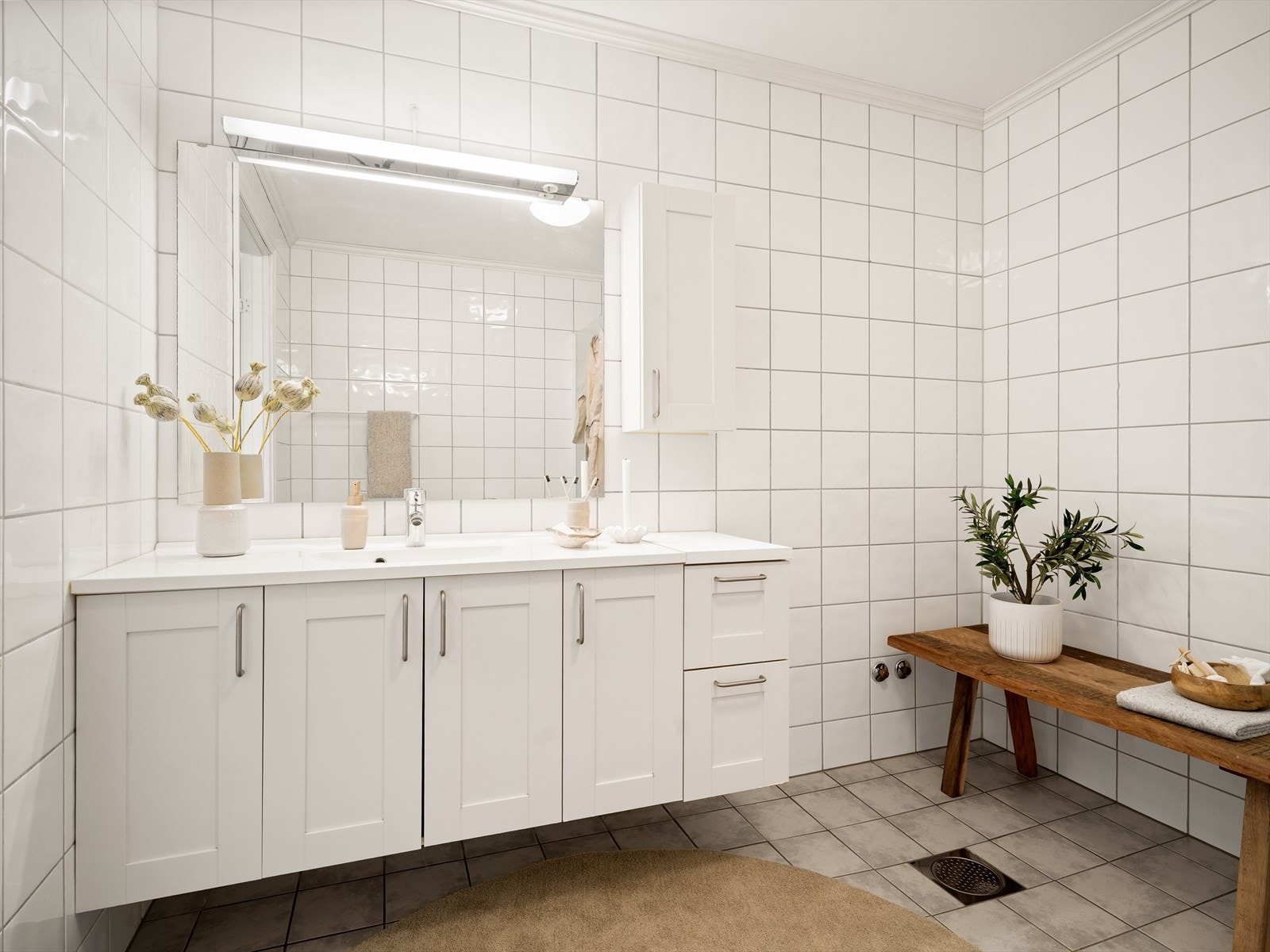 Effektivt mekanisk avtrekk og balansert ventilasjon sørger for et godt inneklima på badet. Galleribilde