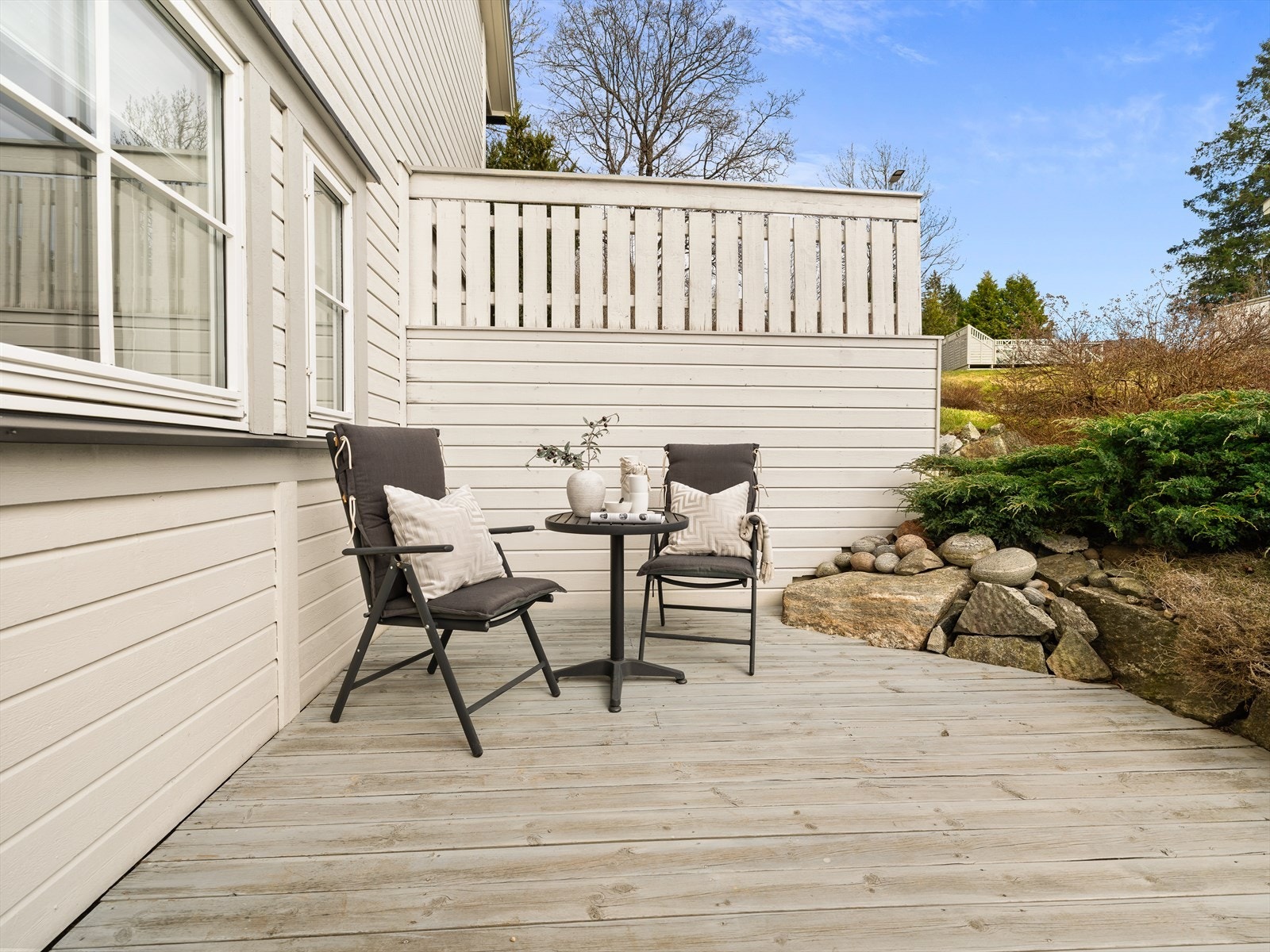 Ved inngangspartiet finner du den ene av leilighetens to uteplasser, en terrasse på ca. 10 m². Galleribilde