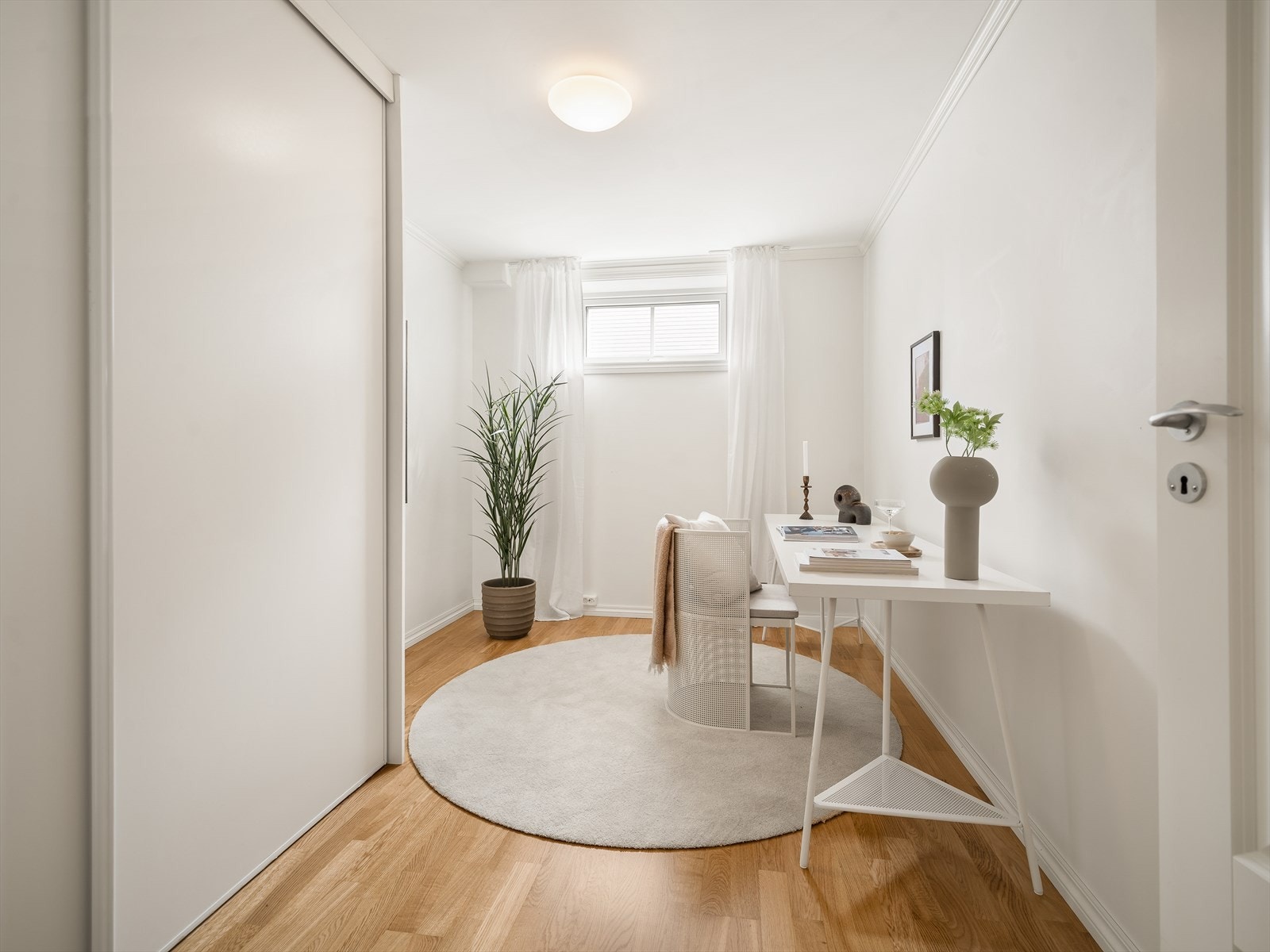 Det tredje rommet, definert som allrom, kan innredes etter behov, for eksempel med en arbeidsplass. Galleribilde