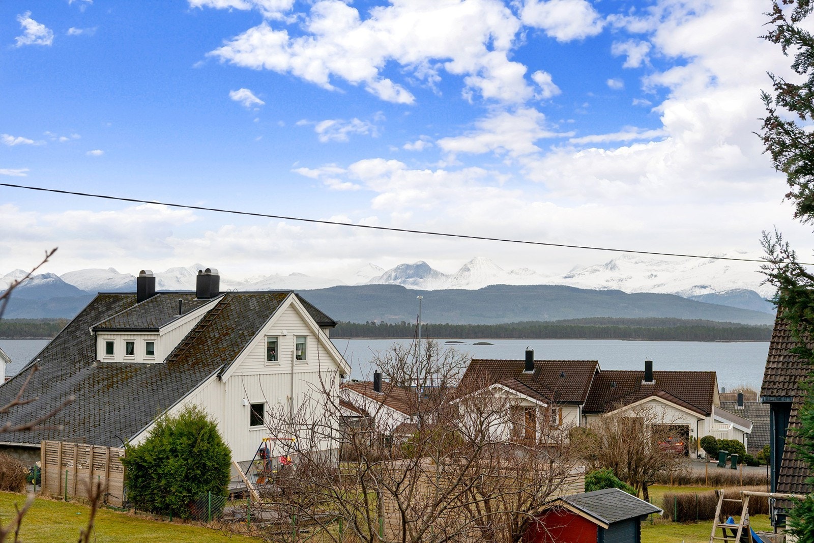 Fra verandaen er det utsikt mot fjord og fjell Galleribilde