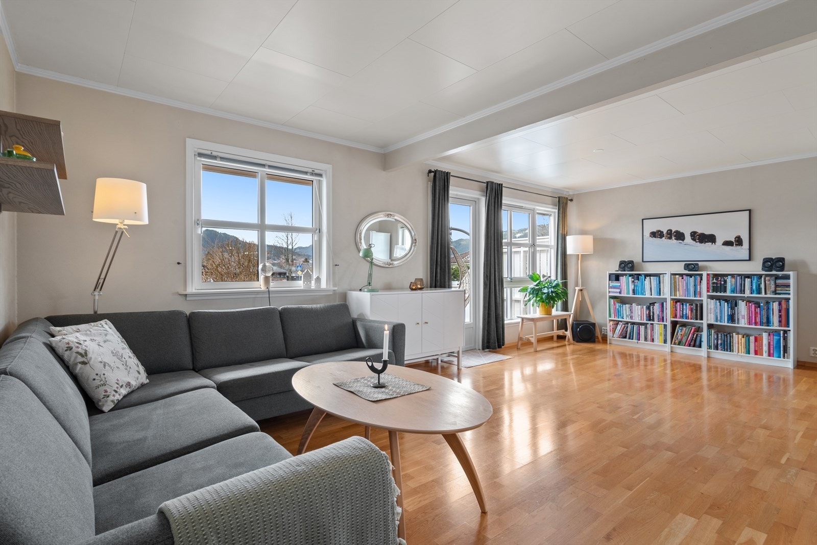 Boligen har en lys og romslig stue med utgang til solrik terrasse. Galleribilde