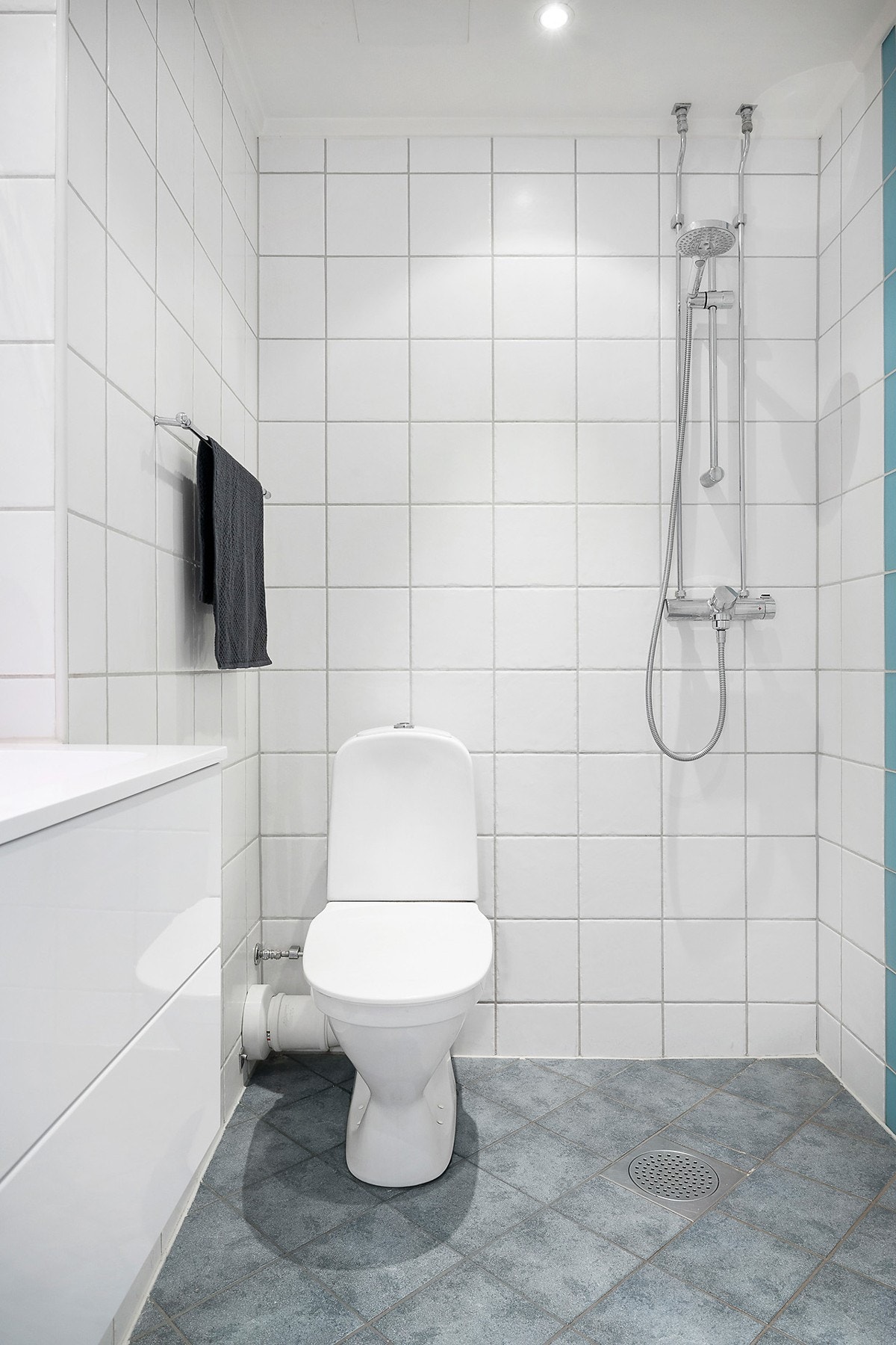 Det er downlights i tak og varme i gulv. Galleribilde