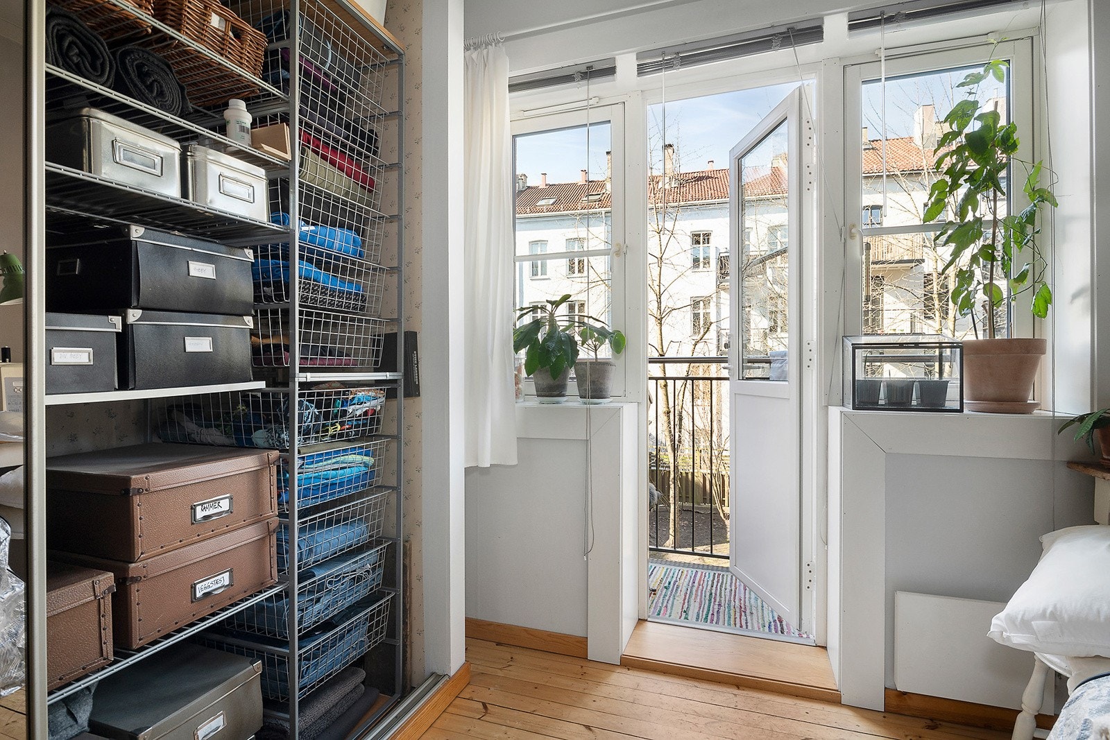 Soverommet er utstyrt med en praktisk skyvedørsgarderobe med god oppbevaringsplass. Galleribilde