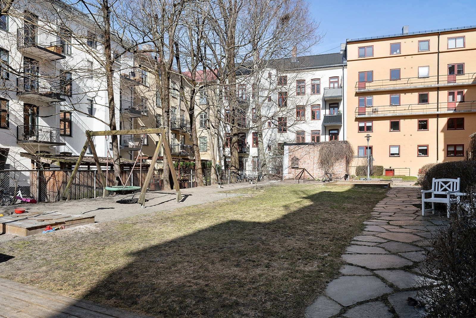 Fridtjofsborg sameie består av 56 leiligheter, et bryggeri og en bakhage som de deler med to andre gårder. Galleribilde