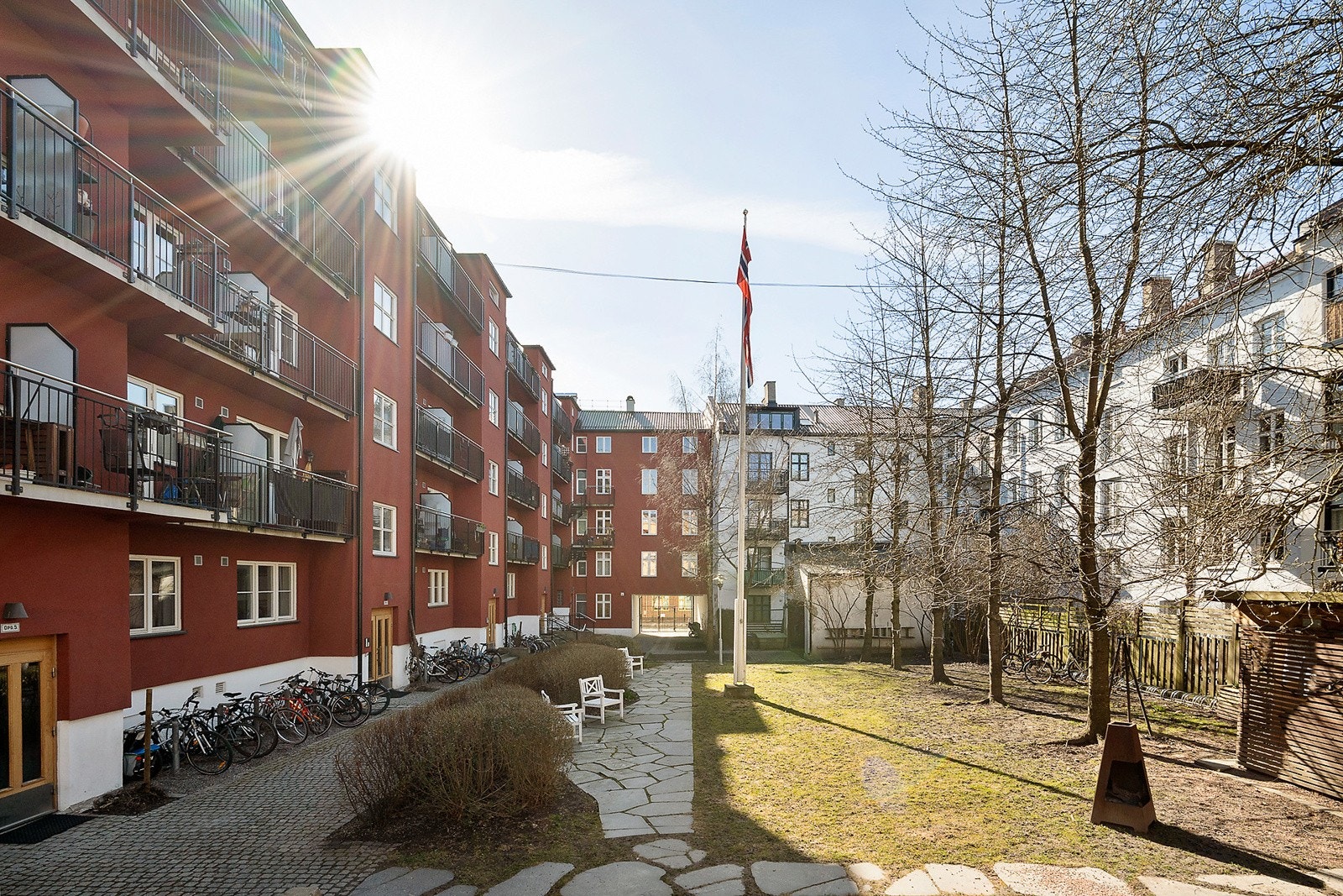 Hyggelig bakgård hvor aksjelaget arrangerer flere sosiale sammenkomster for beboerne. Blant annet 17 mai feiring, julegrantenning og sommerfest. Galleribilde