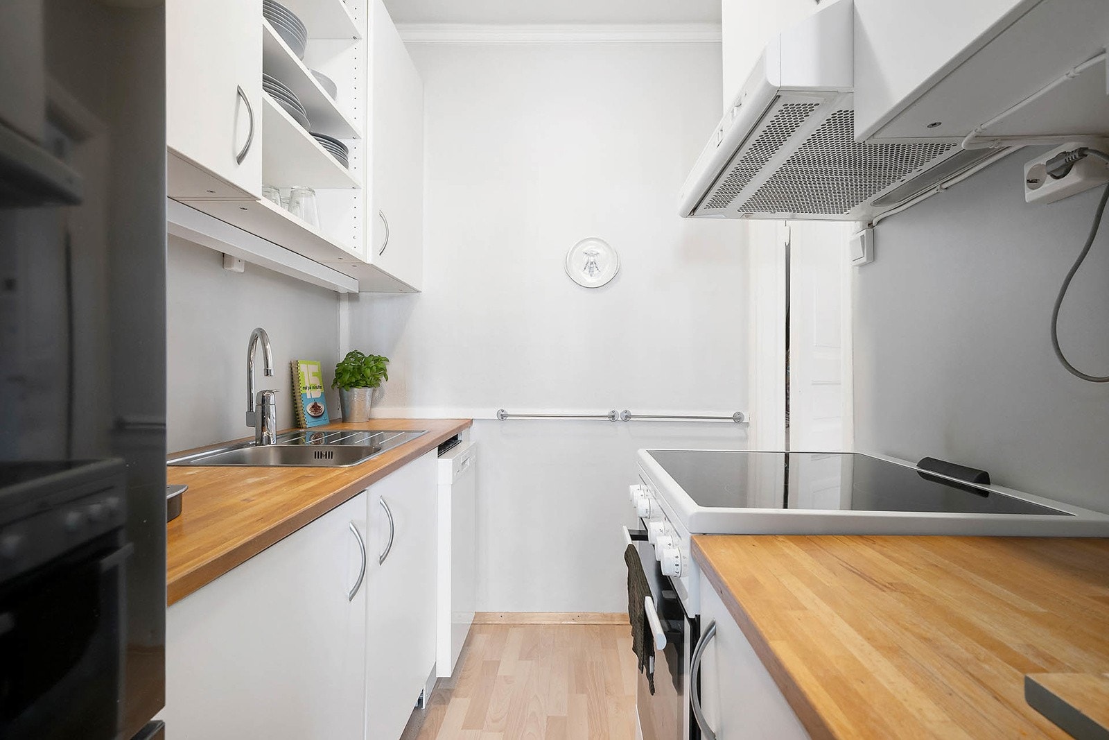 Kjøkkenet har frittstående hvitevarer samt ventilator med kullfilter. Galleribilde