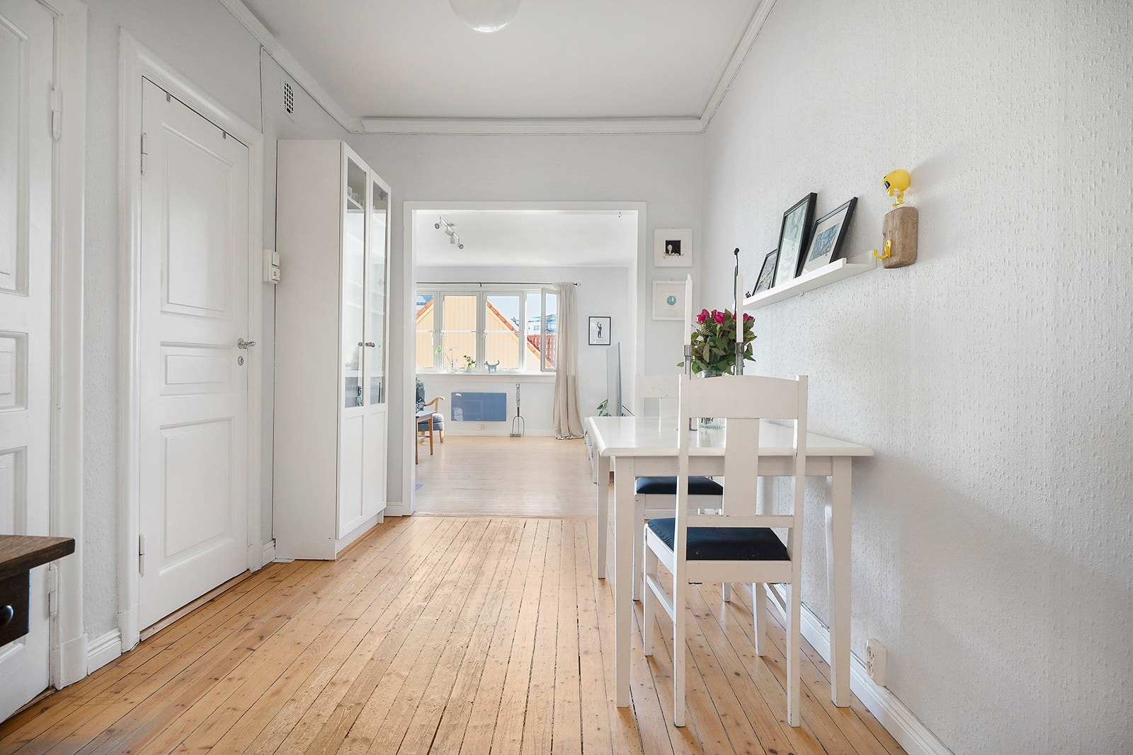 I gangen er det også plass til spisebord. Et fint sted å samle venner og familie til hyggelige kvelder. Galleribilde