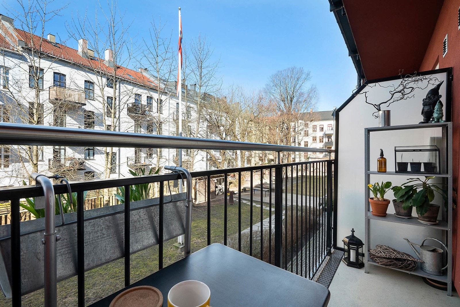 Her er det gode solforhold og utsyn mot bakgården. Galleribilde