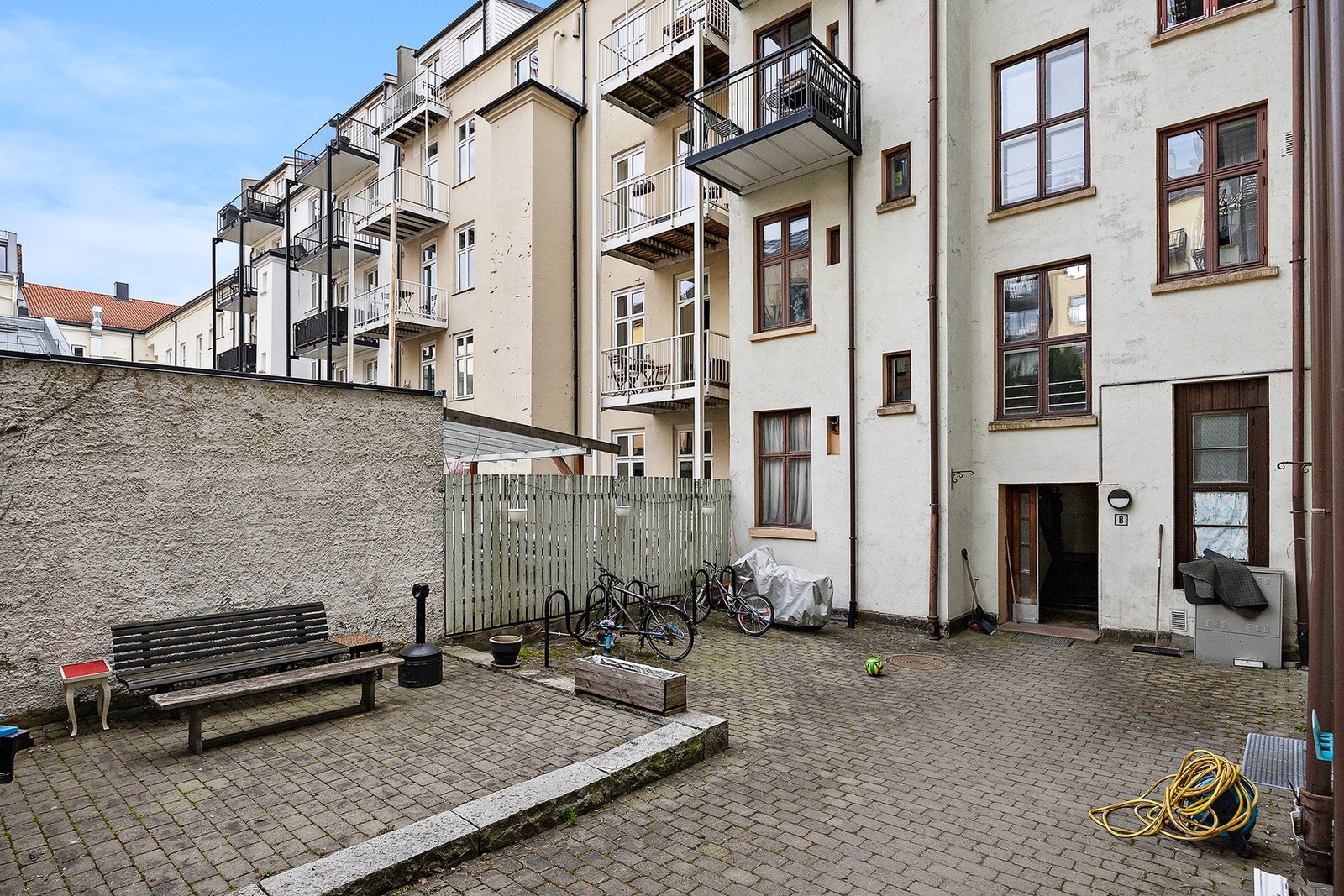 Felles bakgård med sittegruppe og sykkelparkering. Galleribilde