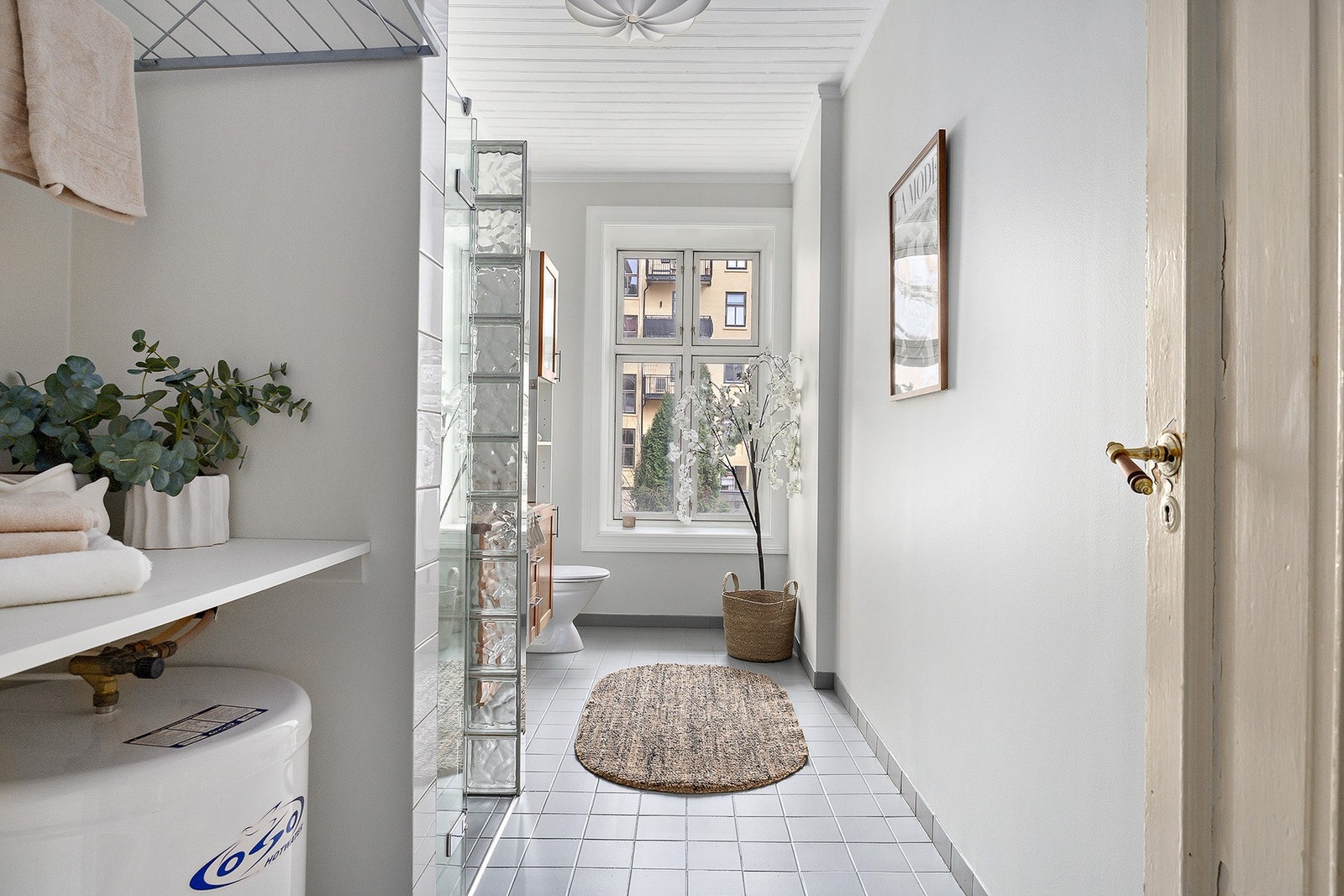 Delvis flislagt bad med dusj, wc og baderomsinnredning. Galleribilde