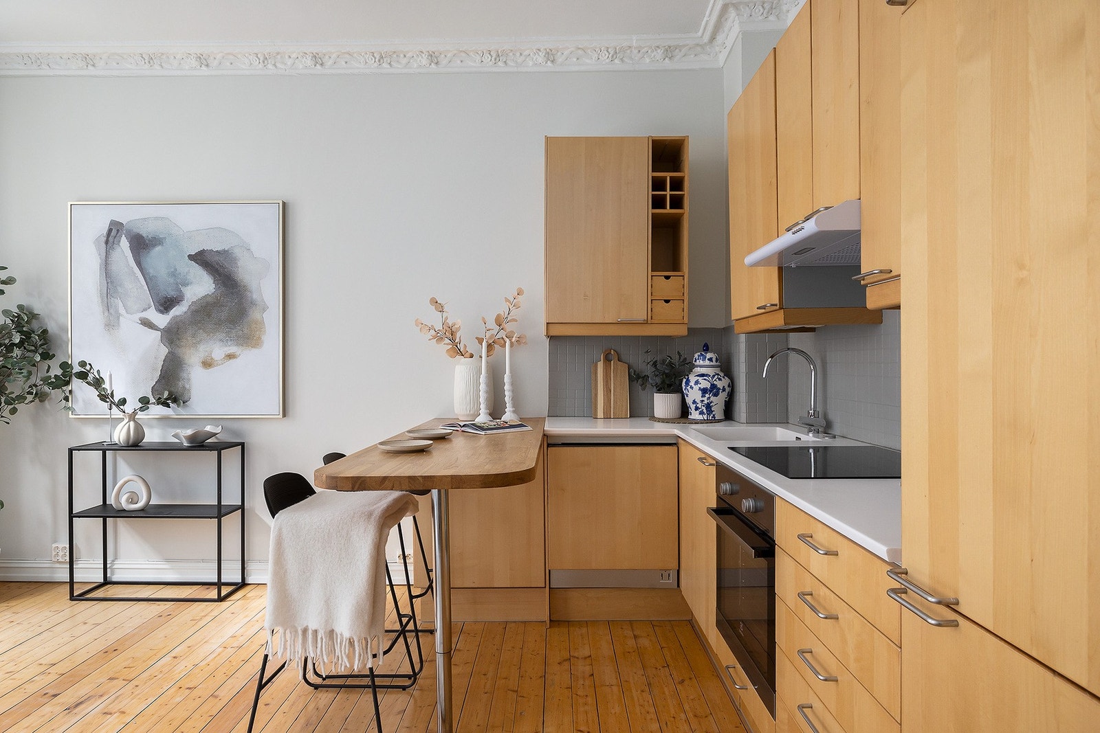 Kjøkkenet har godt med skap og benkeplass. Det er også fliser mellom over og underskap. Corian benkeplate. Galleribilde