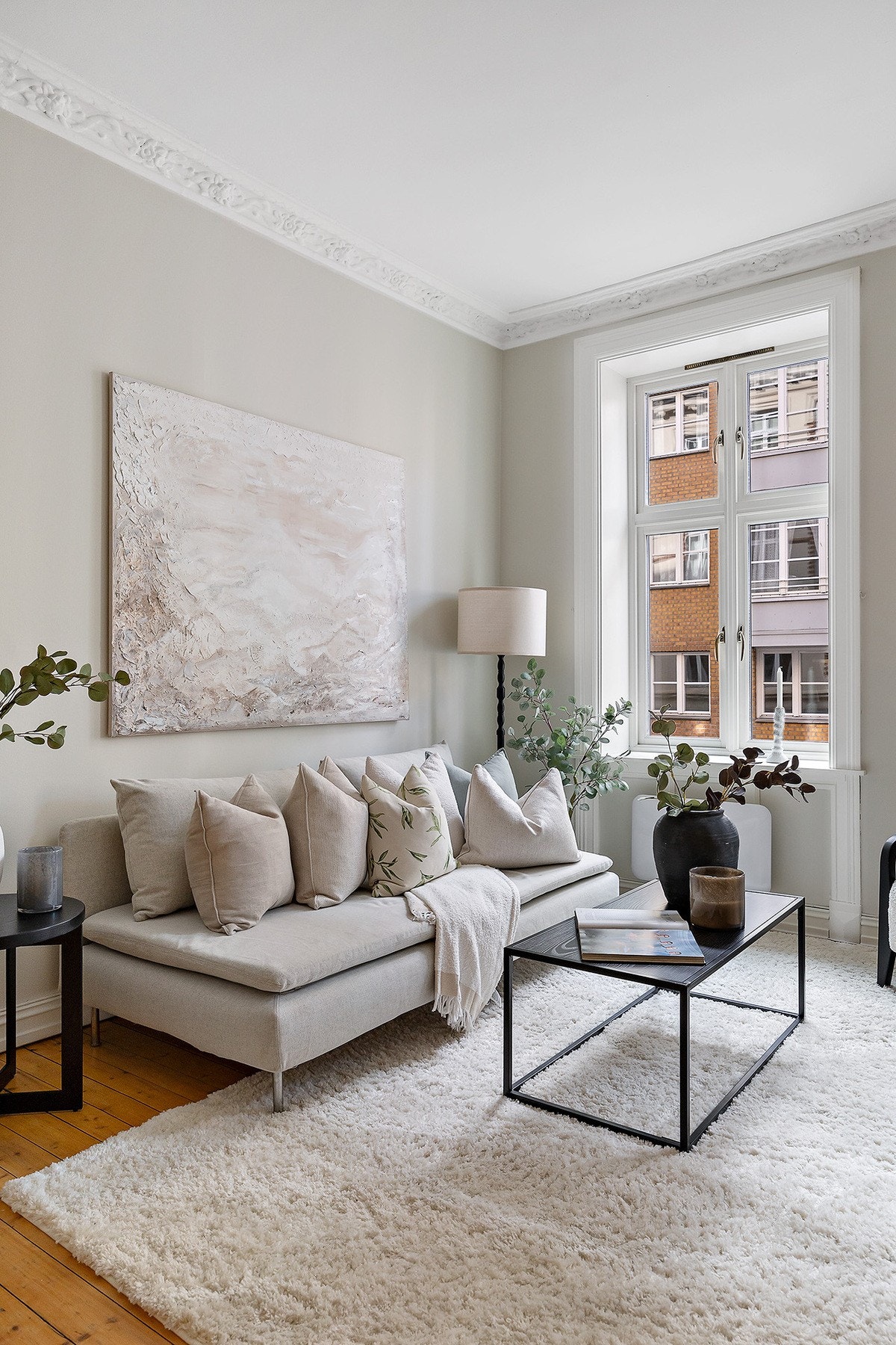 Stuen har klassiske detaljer som takhøyde på 2,96 meter, stukkatur og rosett. Galleribilde