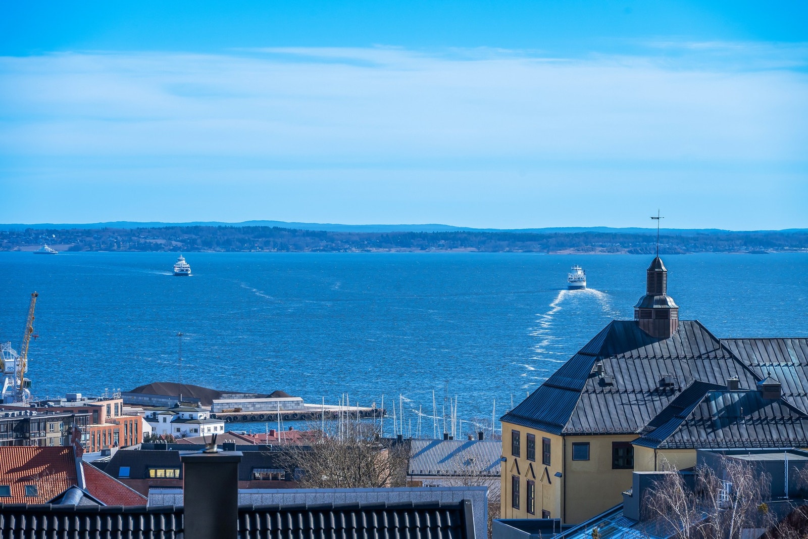 Her ser vi hele tre av Bastøferjene i samme bilde - så nok å følge med på... Galleribilde